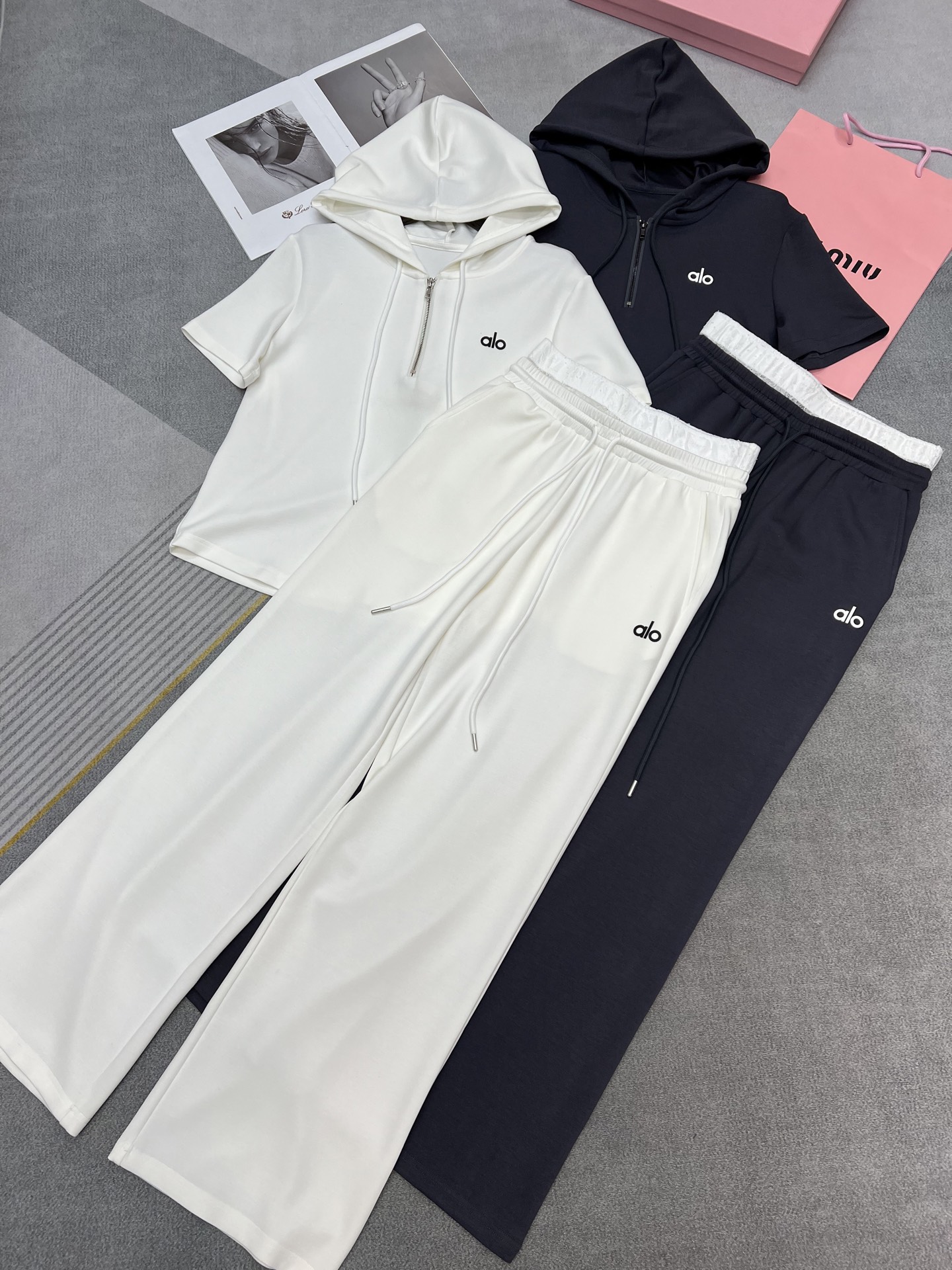 NO:415106,High-quality Alo*2025 summer new suit hooded short-sleeved top straight long trousers chest/pants left side letter logo pressed glue decorative waist splicing lace design top front mid half zipper design space cotton fabric light and breathable two colors SML, T-shirt,hats,alexander wang19860909高品质Alo*2025夏季新款套装连帽短袖上衣直筒长裤胸前/裤子左侧字母logo压胶装饰腰头拼接蕾丝设计上衣前中半拉链设计太空棉面料轻薄透气两色SML,,T-shirt,hats,alexander wang,Women's clothing