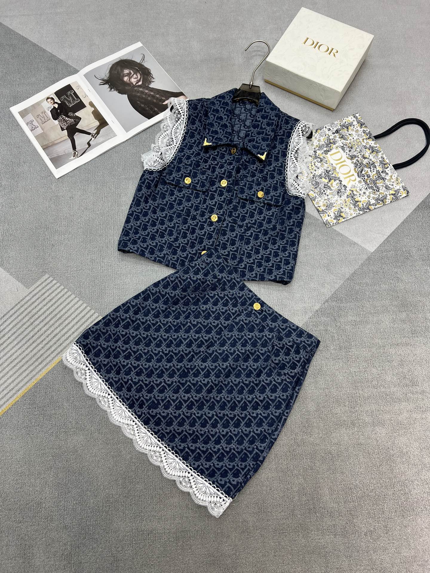 NO:417474,High-quality Dior*2025 summer new suit lapel sleeveless top short skirt overall denim logo jacquard fabric cuffs/skirt hem lace splicing design custom hardware button accessories details full of luxury and full of monochrome SMLXL, dior, skirts, alexander wang19860909高品质Dior*2025夏季新款套装翻领无袖上衣短款半裙整体牛仔logo提花面料袖口/半裙下摆蕾丝拼接设计定制五金纽扣配饰细节十足轻奢感满满单色SMLXL,,dior,skirts,alexander wang,Women's clothing