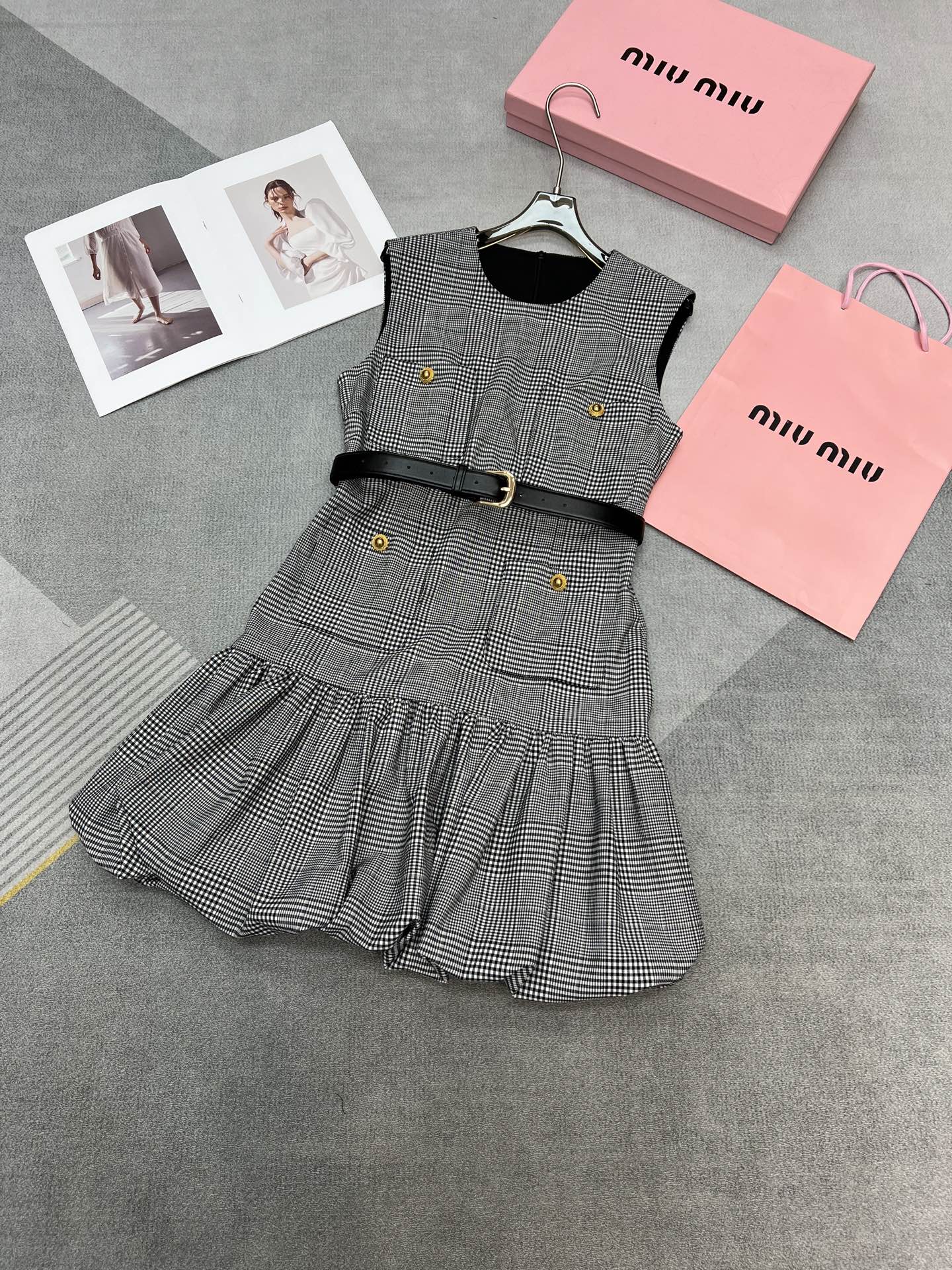 NO:420578,High-quality S*P series Zhao Liying's same product, retro style plaid design, matched with a sweet style flower bud skirt, delivery customized belt, positioning and tailoring, suitable for sisters with a large age span, full of details, close your eyes and enter SML, skirts, alexander wang19860909高品质S*P 系列 赵丽颖同款单品 复古有格调的格纹设计 搭配有点甜美风格的花苞裙 配送定制腰带 定位剪裁懂的哈 适合年龄跨度很大的姐妹们 细节满满 闭眼入SML,,skirts,alexander wang,Women's clothing