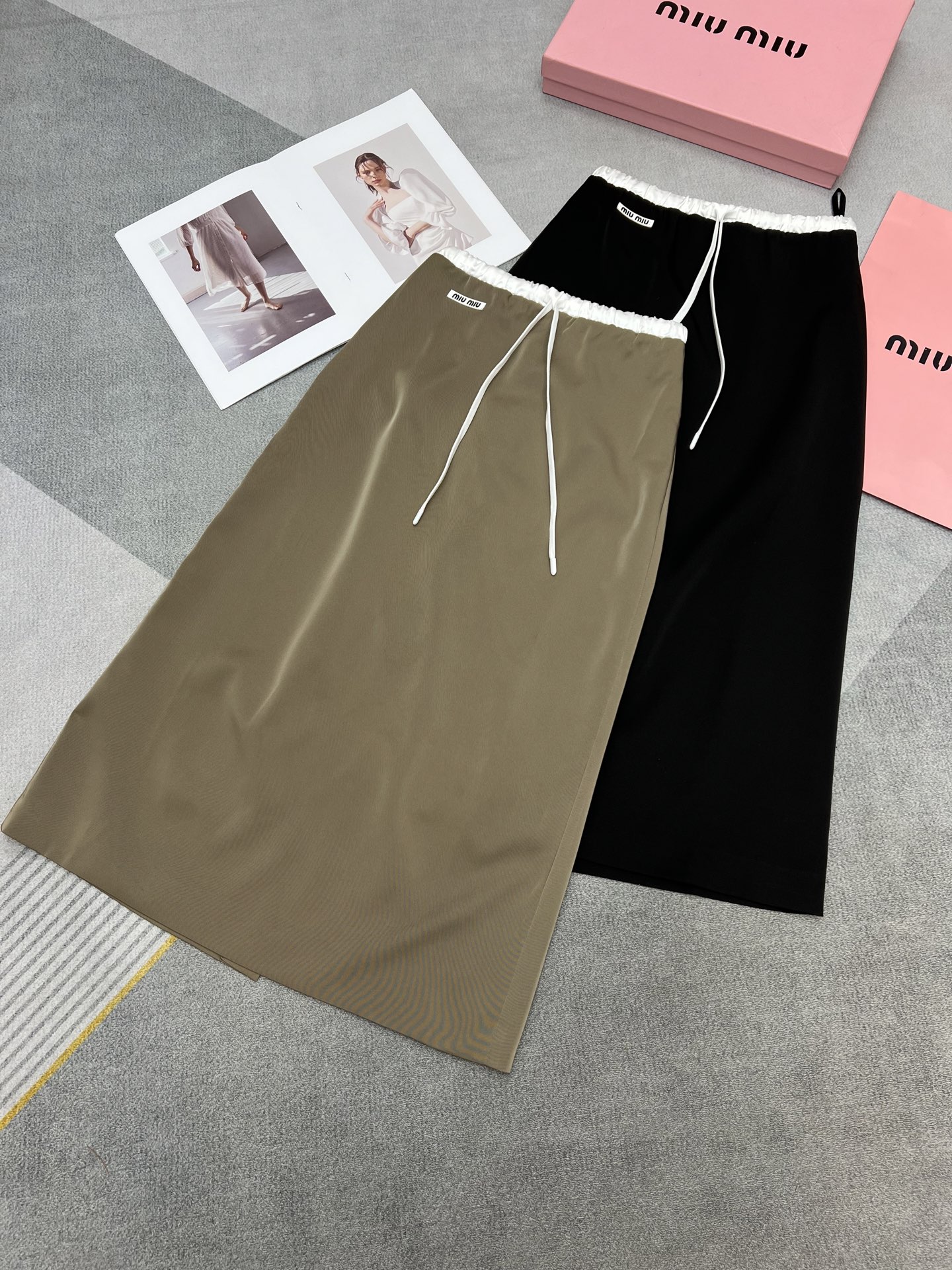 NO:420586,High-quality MIU MI*25 summer new elastic waist skirt/MIU MIULogo rear slit design/Coffee black SML, miumiu, skirts, alexander wang19860909高品质MIU MI*25年夏季新款松紧腰半裙/MIU MIULogo后开叉设计/咖色黑色SML,,miumiu,skirts,alexander wang,Women's clothing