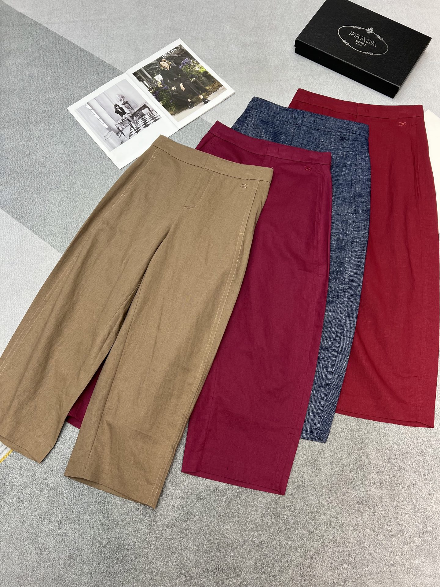 NO:420566,High-quality 2025 summer new CELIN* linen trousers, simple and generous, with very good upper body effect, four-color two-code SM, celine, alexander wang19860909高品质2025夏季新款CELIN*亚麻天丝裤子,简单大方,上身效果非常好看,四色二码SM,,celine,alexander wang,Women's clothing