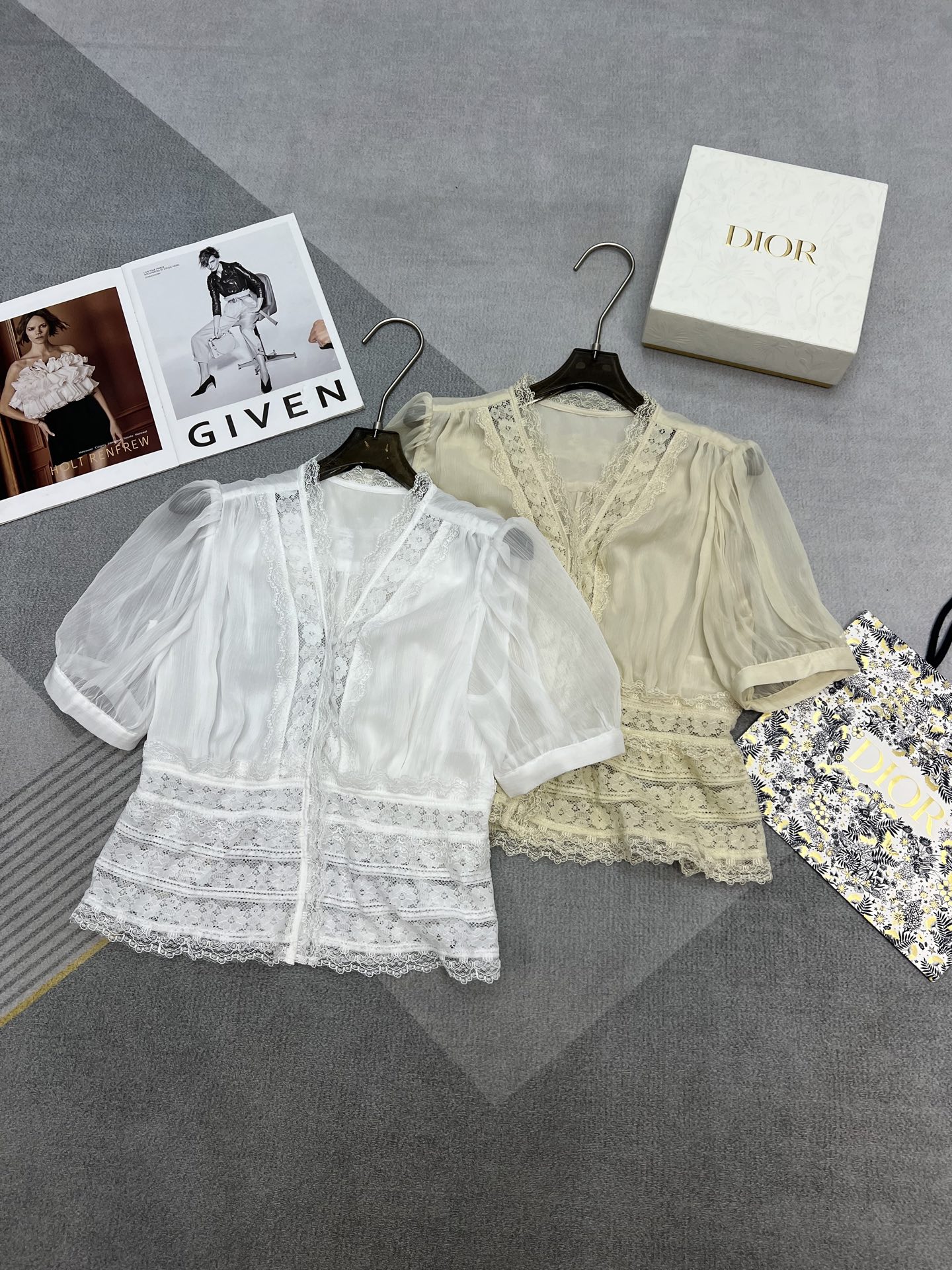 NO:424234,High-quality summer new short-sleeved V-neck puff sleeve spliced ​​lace lace shirt with multi-layer lace design at waist, slimming, layered feel, smooth skin-friendly, comfortable and refined, a single product top with two colors SML, T-shirt, alexander wang19860909高品质夏季新款短袖V领泡泡袖拼接蕾丝花边小衫腰部多层蕾丝边设计收腰显瘦有层次感手感顺滑亲肤舒适精致度拉满的一款单品上衣两色SML,,T-shirt,alexander wang,Women's clothing
