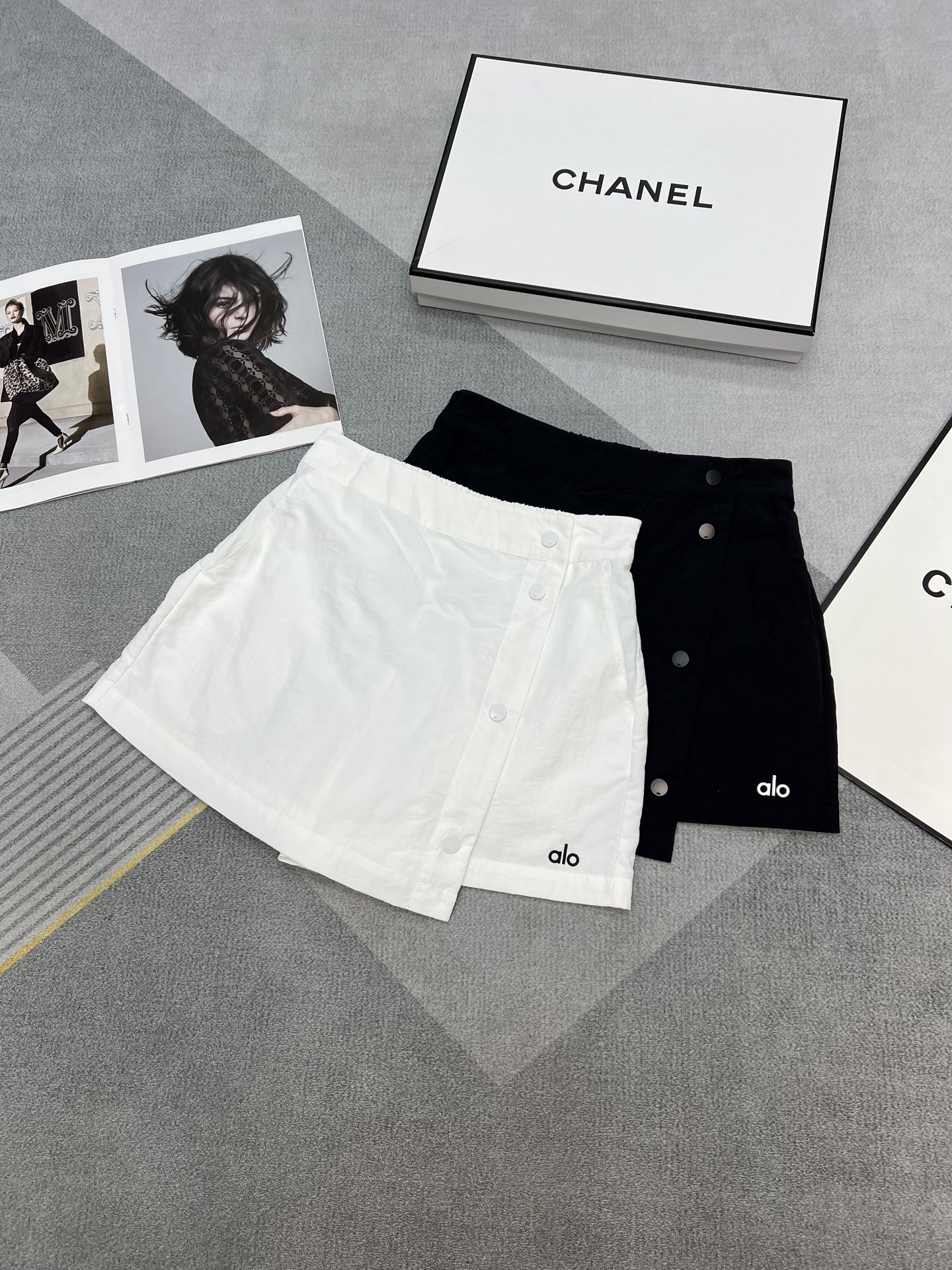 NO:424261,High-quality alo summer series Exclusive customization model using high-quality crumpled tasseon fabric Three-dimensional pleated high-quality light and quick-drying material Made into skirts and pants that look good and wearable Classic black and white 2 colors SML, skirts, alexander wang19860909高品质alo 夏季系列 独家定制款 采用高品质皱塔丝隆面料 立体褶皱感高级 轻薄速干材质 做成裙裤又好看又实穿 经典黑白2色 SML,,skirts,alexander wang,Women's clothing