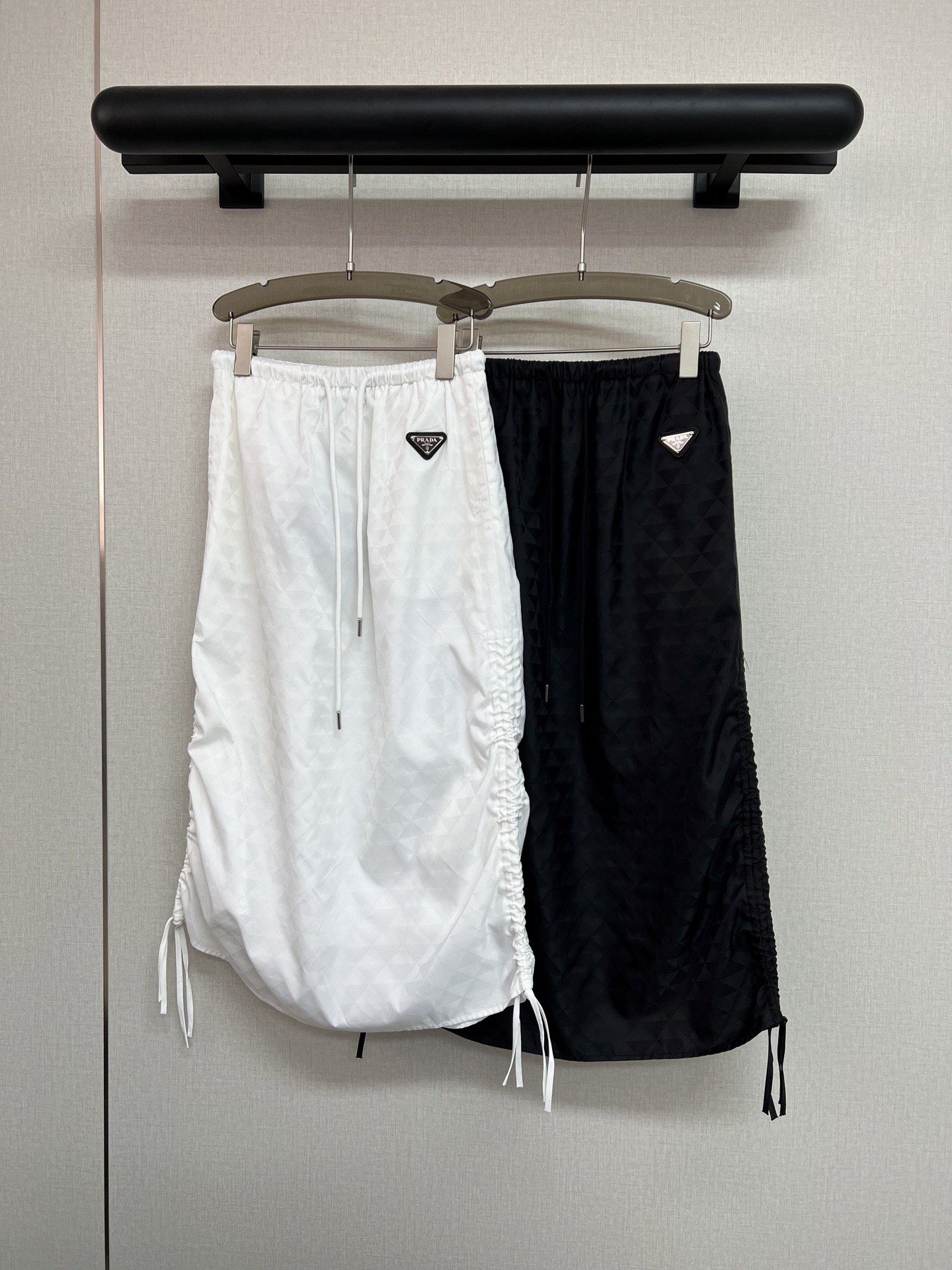 NO:417487,High-quality pard* 25 summer new skirt/elastic waist design/matched with triangle logo/double-sided free elastic adjustment/can show big legs/white and black SML, skirts, alexander wang19860909高品质pard*25年夏季新款半裙/松紧腰设计/搭配三角牌Logo/双侧自由松紧调节/可显大美腿/白色黑色SML,,skirts,alexander wang,Women's clothing