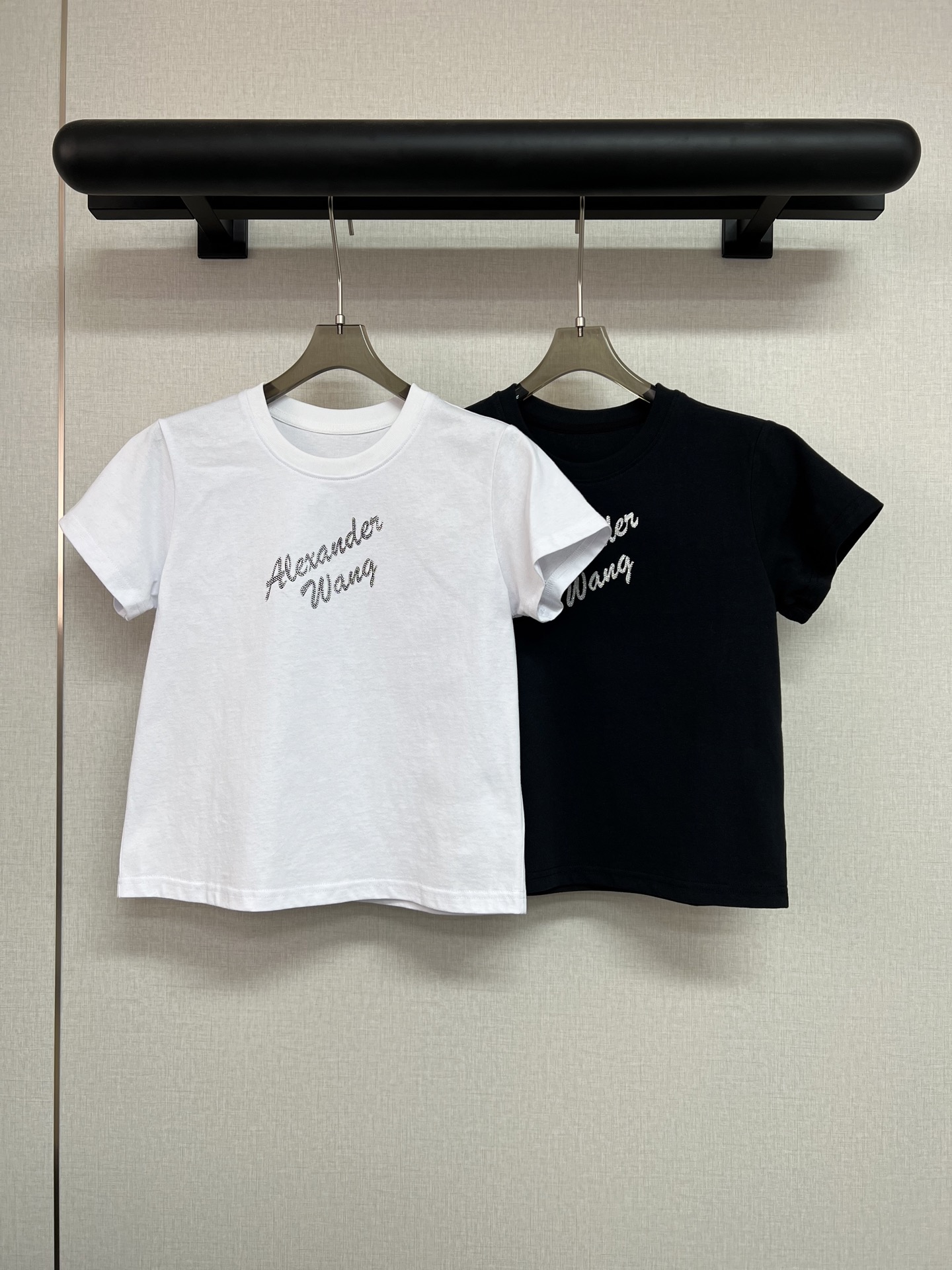 NO:417556,High-quality Alexa*der wang2025 series customized with metal fabrics High-quality pure cotton material Very textured Positioning rhinestones hot diamond letters are shiny and simple and super good looking Classic black and white 2 colors SML, alexander wang19860909高品质Alexa*der wang2025系列 采用元版面料定制 高品质纯棉材质 非常有质感 定位水钻烫钻字母 就是闪闪的简简单单超好看 经典黑白2色 SML,,alexander wang,Women's clothing