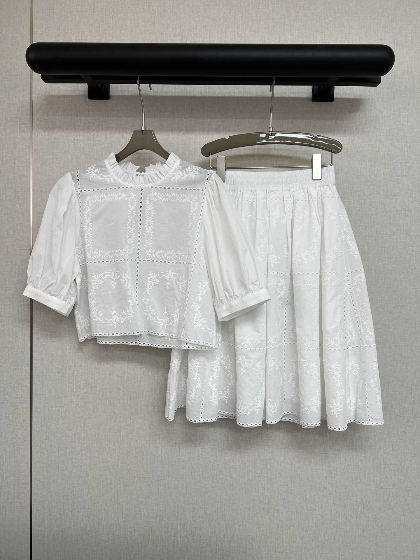 NO:430390,Tops Skirts High-quality Danish Xiaozhong Brand Skall Studio Super beautiful cotton suits The slack feeling of French vacation Positioning embroidery patterns Positioning cut pieces Exquisite three-dimensional bubble embroidered tops Paired with the same series of skirts A set of really good looks SML,,dior,skirts,alexander wang19860909上衣 半裙高品质丹麦小钟品牌Skall studio 超级好看的棉质套装 法式度假的松弛感 定位刺绣图案 定位裁片 精致的立体泡泡刺绣上衣 搭配同系列半裙 一套真的好看 SML,,dior,skirts,alexander wang,Women's clothing