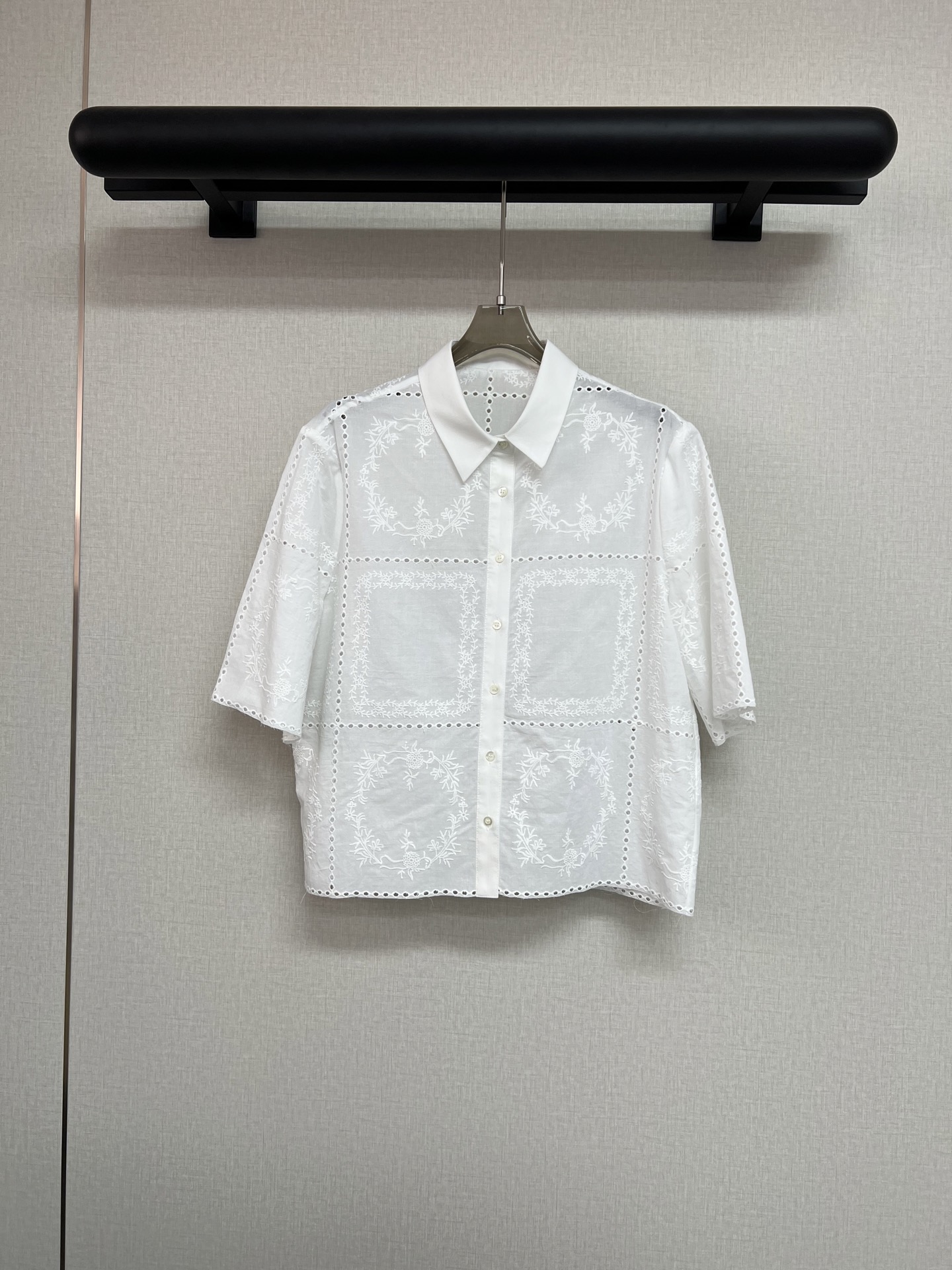 NO:418956,High-quality Danish Xiaozhong brand Skall studio Super beautiful cotton shirt The slack feeling of French vacation Positioning embroidery pattern Positioning cut pieces Simple shirt style with exquisite embroidery pattern Matching with the same series Skirts A set is really good SML,,dior, skirts,alexander wang19860909高品质丹麦小钟品牌Skall studio 超级好看的棉质衬衣 法式度假的松弛感 定位刺绣图案 定位裁片 简洁的衬衣款式搭配精致的绣花图案 搭配同系列半裙 一套真的好看 SML,,dior,skirts,alexander wang,Women's clothing