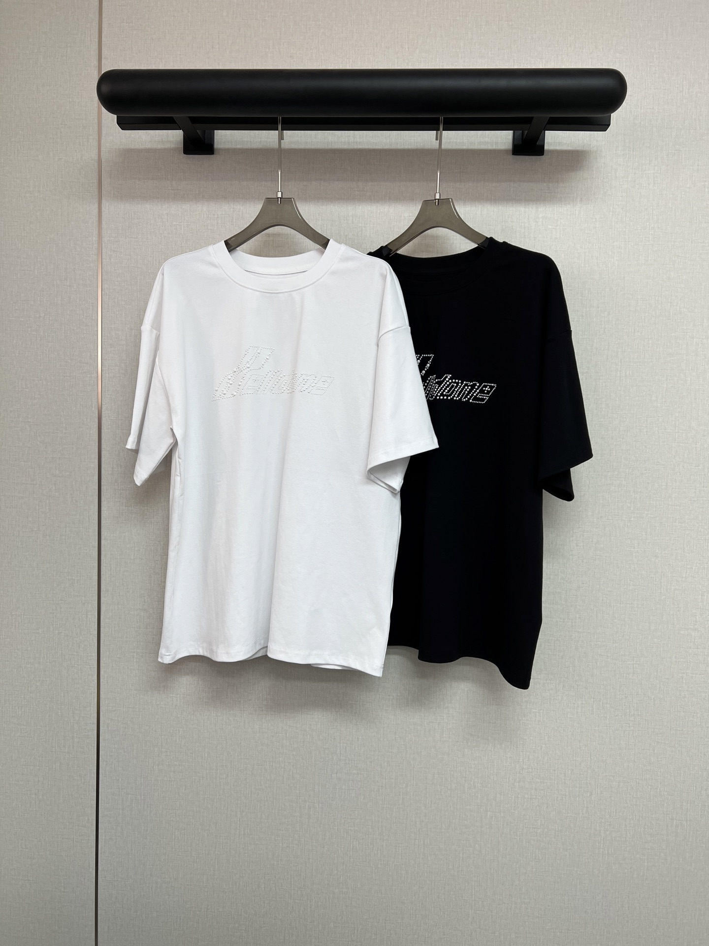 NO:422134,High-quality We11done 2025 series Simple and elegant loose T-shirt/same style for men and women. Super easy-to-wear T-shirt fabric. Light and comfortable. Three-dimensional pearl-drilled diamond embellishment. Classic black and white. Two-color items that close your eyes. Universal and versatile style. SML, tees, t-shirt, alexander wang.19860909高品质We11done 2025系列 简洁大方的的宽松T恤/男女同款 超好穿的T恤面料 轻薄舒适 立体珍珠烫钻点缀 经典黑白2色 闭眼入的单品 万能百搭款 SML,,tees，t-shirt,alexander wang,Women's clothing