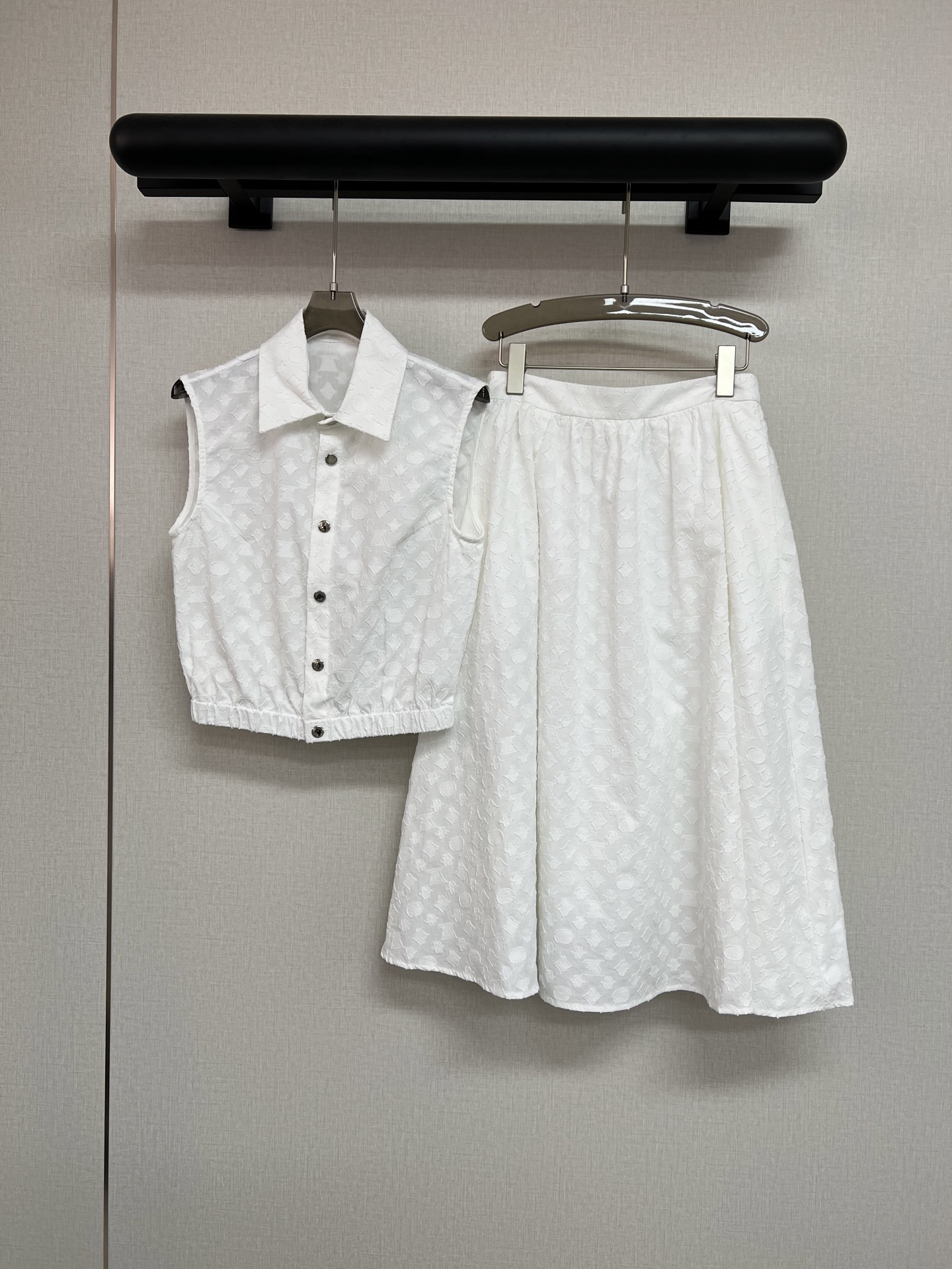 NO:425077,High-quality Louis Vuitton*2025 summer new suit lapel sleeveless top A version skirt new logo jacquard fabric top hem rubber design waist-hist effect large skirt hem style cover flesh to make it look slimming monochrome SML, louis vuitton, skirts, alexander wang19860909高品质LouisVuitton*2025夏季新款套装翻领无袖上衣A版半裙新款logo提花面料上衣下摆橡筋设计有收腰效果大裙摆版型遮肉显瘦单色SML,,louis vuitton,skirts,alexander wang,Women's clothing