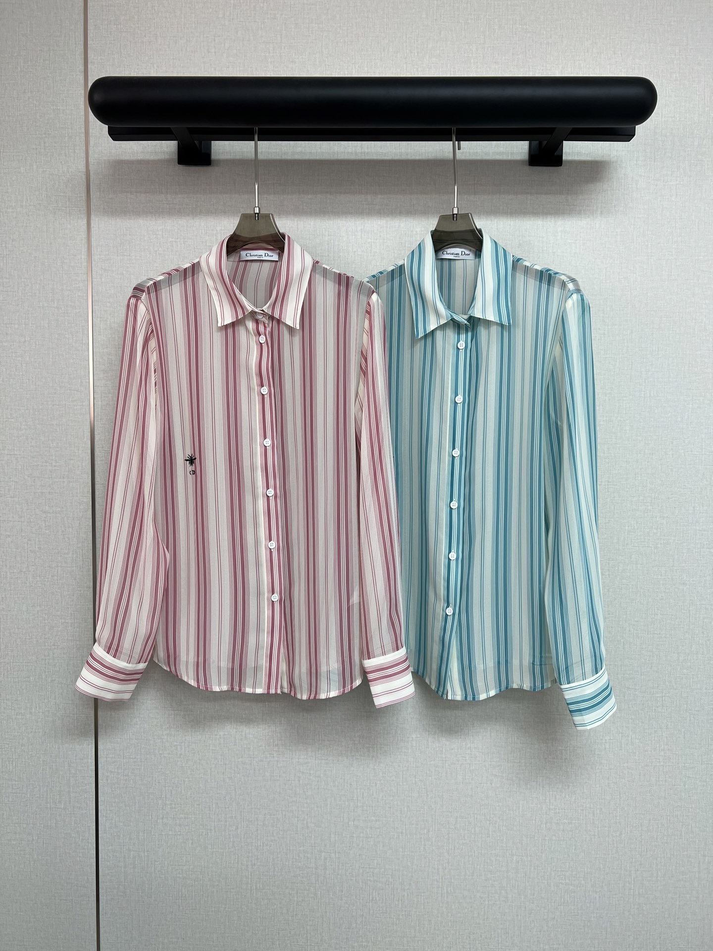 NO:426069,High-quality Dio*/25SS new summer shirt/printed striped color block/imported fabric/light and delicate/bee embroidery/button style/high-quality/two-color three-code SML,,dior,shirts,alexander wang19860909高品质Dio*/25SS新款夏季衬衫/印花条纹拼色/进口面料/轻盈细腻/小蜜蜂刺绣/纽扣式版型/高品质/两色三码SML,,dior,shirts,alexander wang,Women's clothing