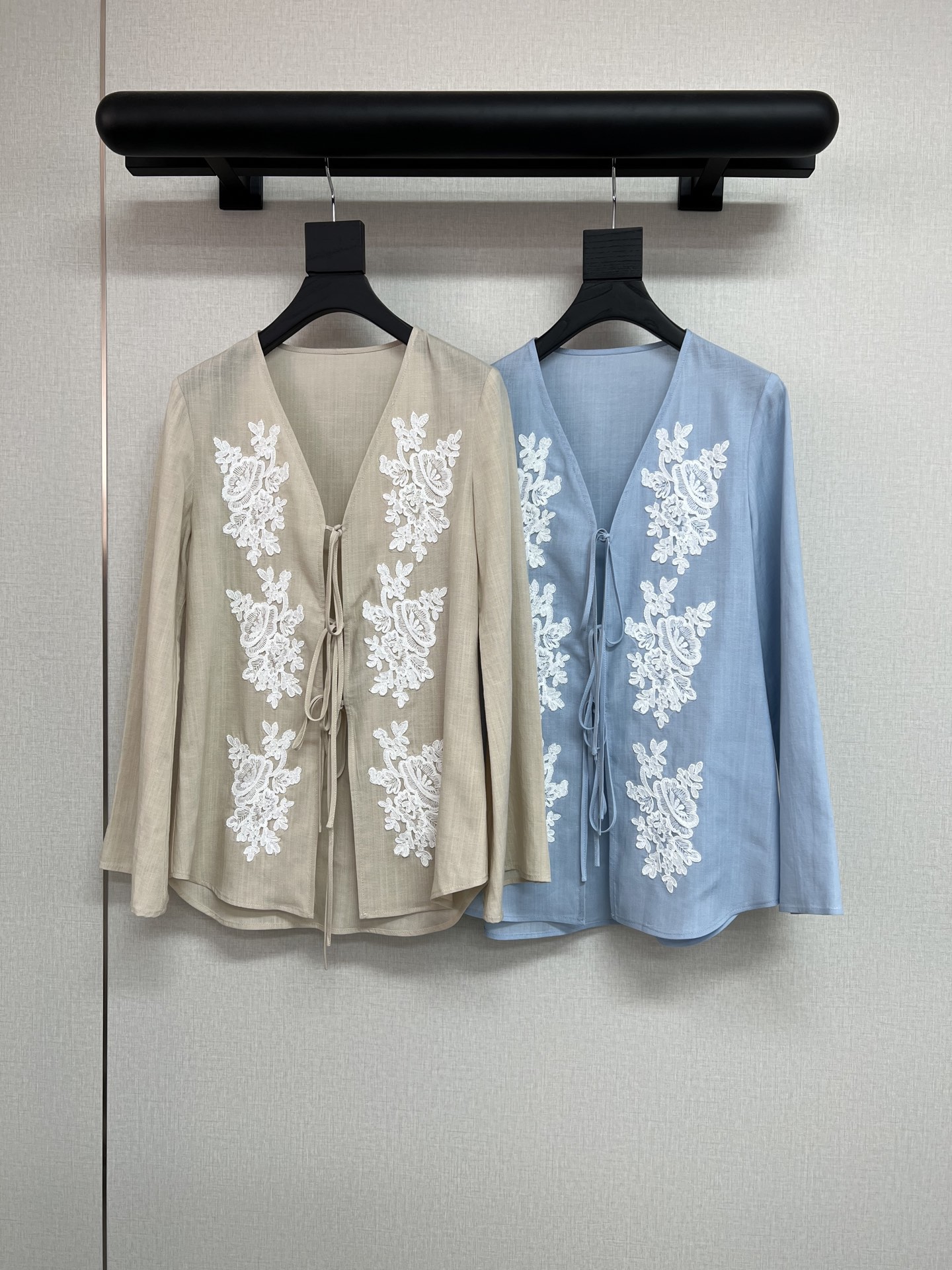 NO:428317,High-quality tinsel patch shirt is so beautiful~ Lao Qianfeng tinsel patch style The fabric is skin-friendly and comfortable, completely perfect for summer wear. Pure hand-sewn lace, positioning and sewing, exquisite and compact, yet elegant, light blue/light apricot 2 colors into SML, alexander wang19860909高品质天丝麻贴花衬衣 实在太美丽啦～ 老钱风天丝麻款式 面料亲肤舒适完完全全贴合夏天穿着 纯手缝贴花蕾丝 定位缝制 精致小巧又不失大气典雅 浅蓝/浅杏2色入 SML,,alexander wang,Women's clothing