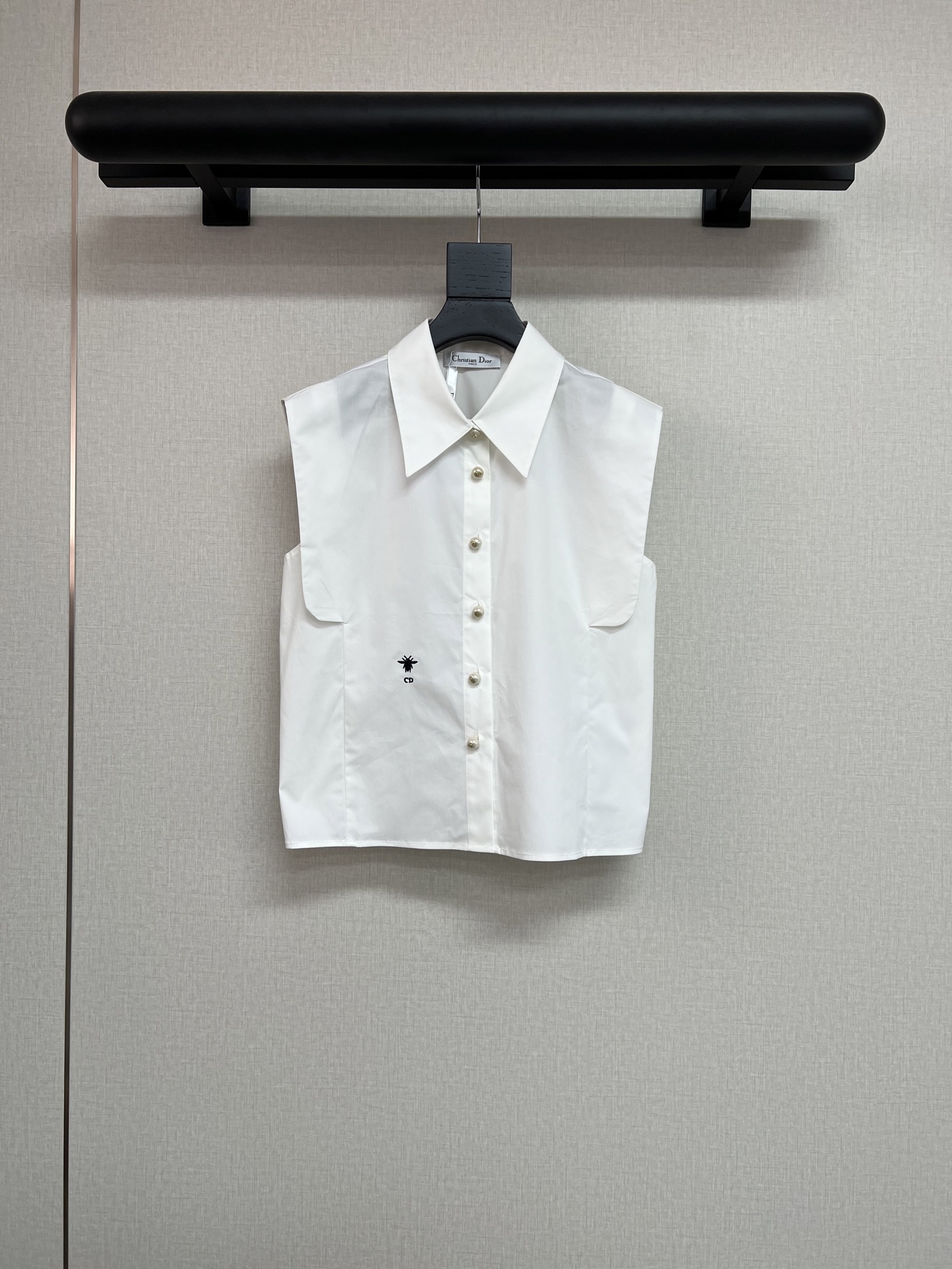 NO:429562,High-quality Dio*25 summer new sleeveless shirt/small sleeve-covering design style/CD pattern/High-end custom buttons/versatile style/SML,,dior,shirts,alexander wang19860909高品质Dio*25年夏季新款无袖衬衫/小遮袖设计风格/CD图案/高级定制纽扣/百搭款式/SML,,dior,shirts,alexander wang,Women's clothing