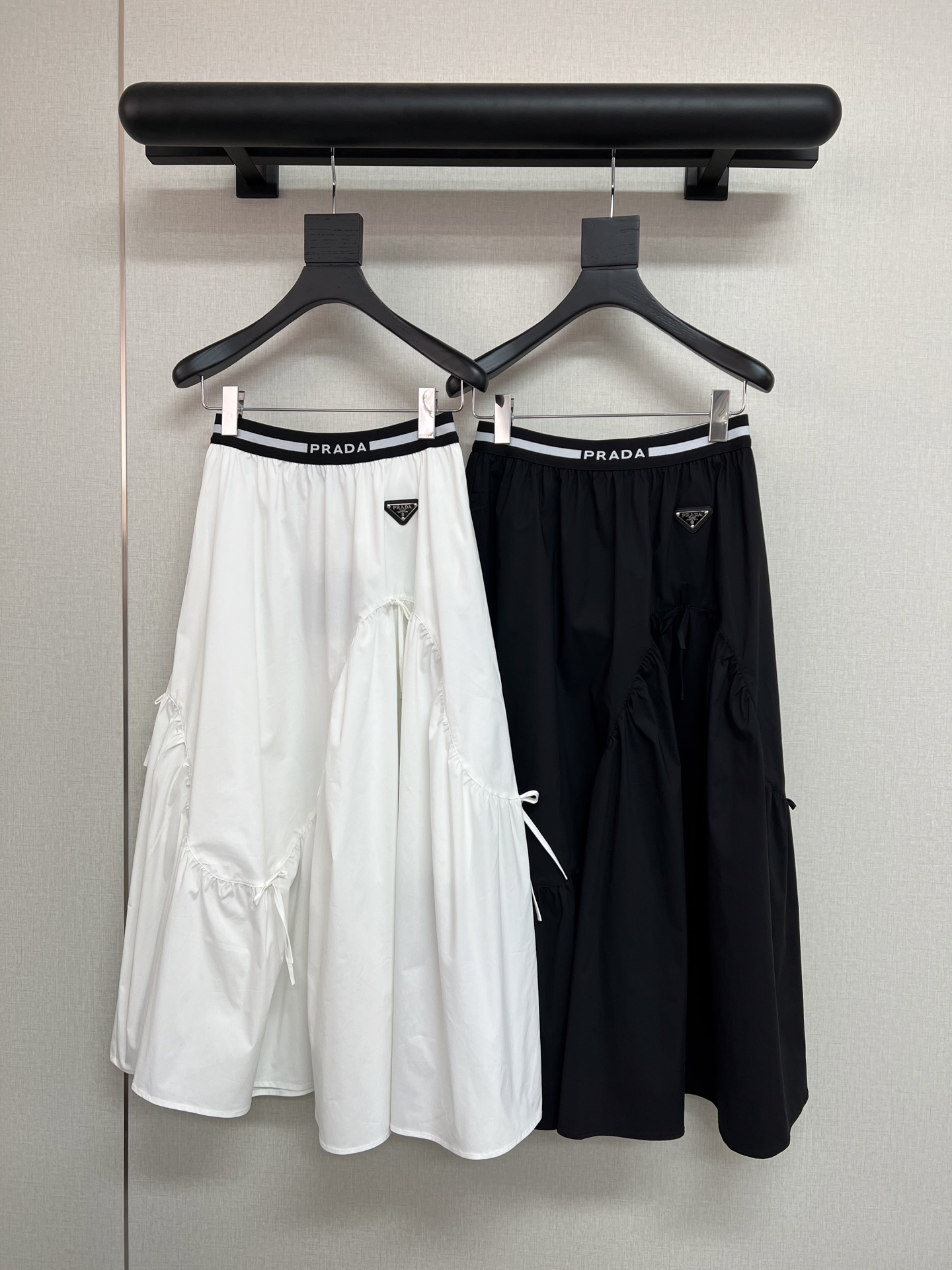 NO:429567,High-quality Pard* 25 summer new skirt/small bow/high webbing waist line logo/match triangle brand more advanced/black and white SML, skirts, alexander wang19860909高品质Pard*25年夏季新款半裙/小蝴蝶结搭配/高织带腰身线条Logo/搭配三角牌更显高级/黑色白色SML,,skirts,alexander wang,Women's clothing
