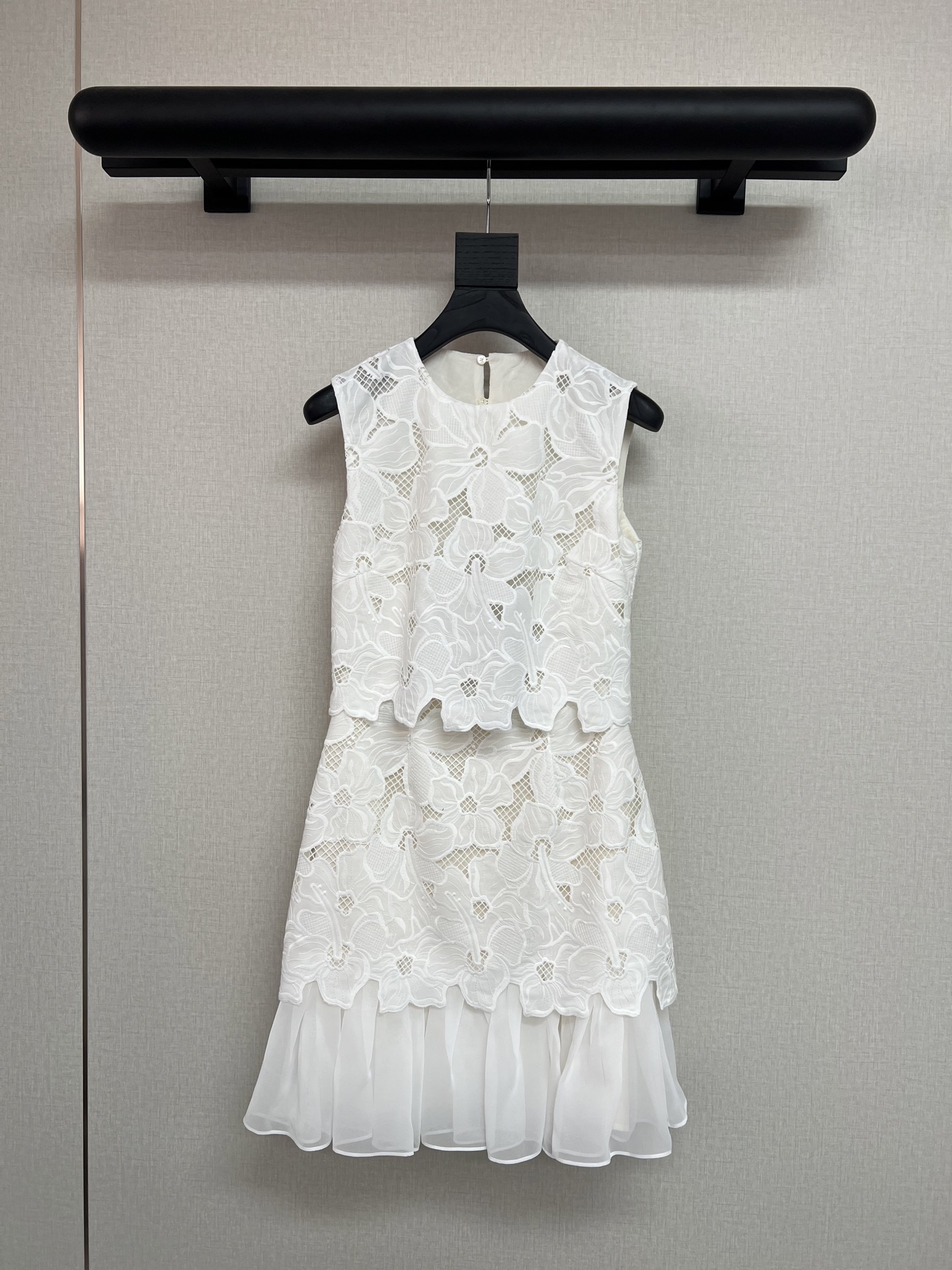 NO:429586,High-quality sa*dro 2025 summer series Super beautiful flower embroidery dress Summer limited cotton heavy-industry embroidered fabric Paired with tulle skirt Light and flowing and elegant Fake two-piece design full of three-dimensional sense Back slit, a beautiful white skirt with closed eyes~ SML, skirts, alexander wang19860909高品质sa*dro 2025夏季系列 超美的花朵刺绣连衣裙 夏日限定的棉质重工绣花面料 搭配薄纱裙摆 轻盈飘逸又优雅 假两件设计立体感十足 后背开叉小心机 闭眼入的白色美裙～ SML,,skirts,alexander wang,Women's clothing