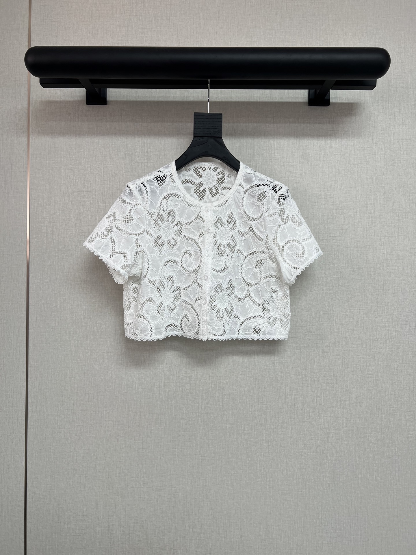 NO:429591,High-quality South French holiday tops Super beautiful South French holiday tops are made of cotton heavy industry hollow embroidery. The breathable feeling of the fabric is so suitable for summer. The white is really refreshing. It looks good when paired with shorts/skirts. SML, skirts, shorts, alexander wang19860909高品质南法度假风上衣 超美的南法假日小上衣 采用全棉重工镂空绣花 面料的透气感太适合夏天了 白色真的好清爽 随意搭配短裤/裙子都好看 SML,,skirts,shorts,alexander wang,Women's clothing