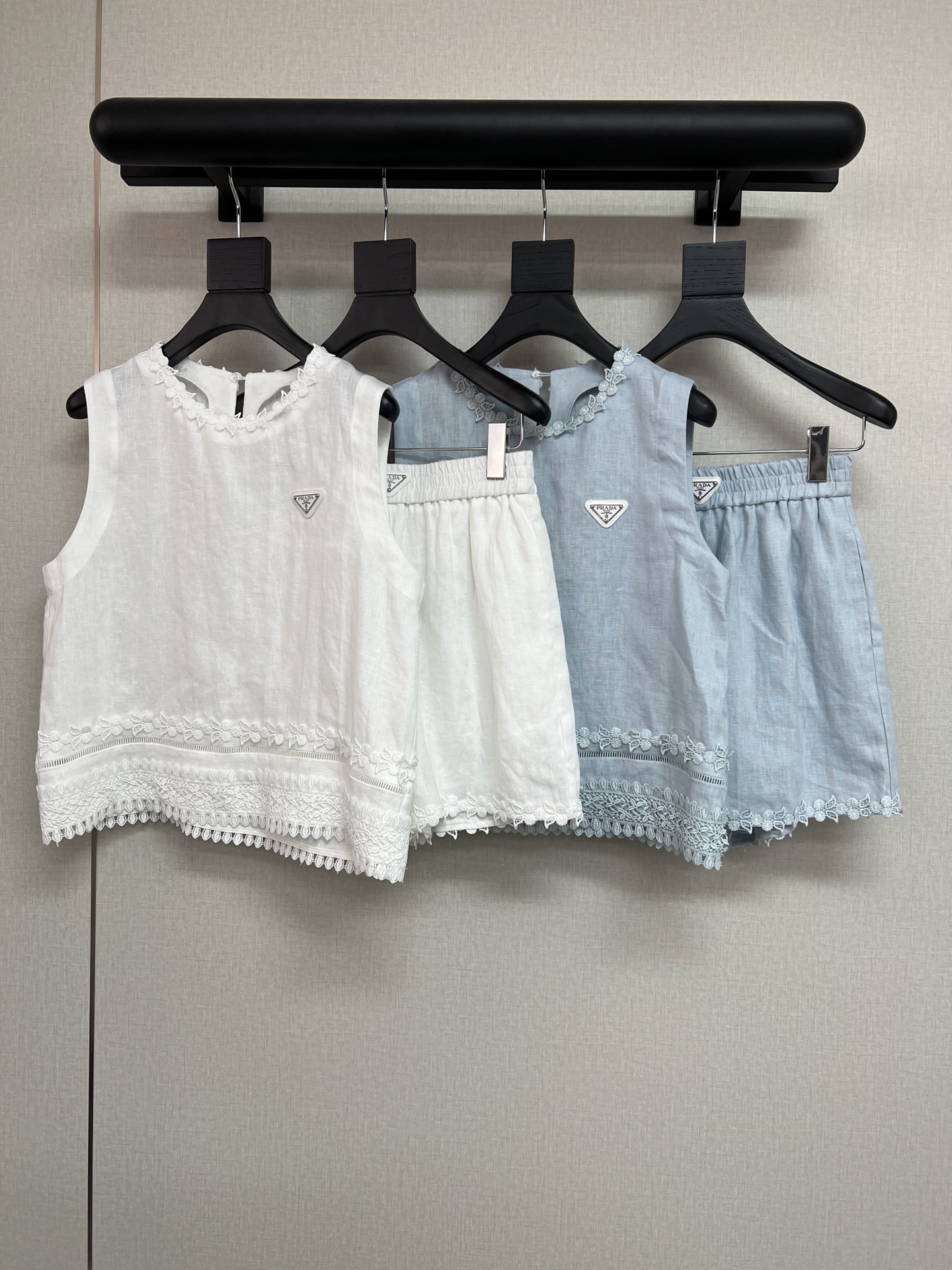 NO:429596,High-quality Prada*2025 summer new suit sleeveless vest top shorts chest/trouser waist classic triangle decorative neckline/top hem/trouser hem small lace splicing and embellishment combined with back collar water drop button design multi-layer custom dyed lace visual layer unified cotton and linen texture must have breathable and comfortable in summer SML, prada, shorts, alexander wang19860909高品质Prada*2025夏季新款套装无袖背心上衣短裤胸前/裤腰经典三角标装饰领口/上衣下摆/裤子下摆小花边拼接点缀结合后领水滴扣设计多层定制定染花边视觉层次统一棉麻质地夏季必备透气舒适度拉满两色SML,,prada,shorts,alexander wang,Women's clothing