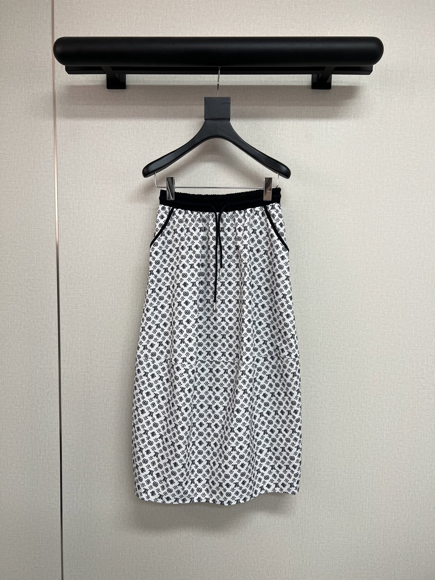 NO:431025,High-quality Louis Vuitton*25 summer new printed skirt/elastic waist design can be easily controlled by fat and thin/big brand style/slim fabric light and comfortable/SML,,louis vuitton, skirts,alexander wang19860909高品质Louis Vuitton*25年夏季新款印花半裙/松紧腰腰身设计胖瘦都能轻松驾驭/大牌范十足/面料轻薄舒适/SML,,louis vuitton,skirts,alexander wang,Women's clothing