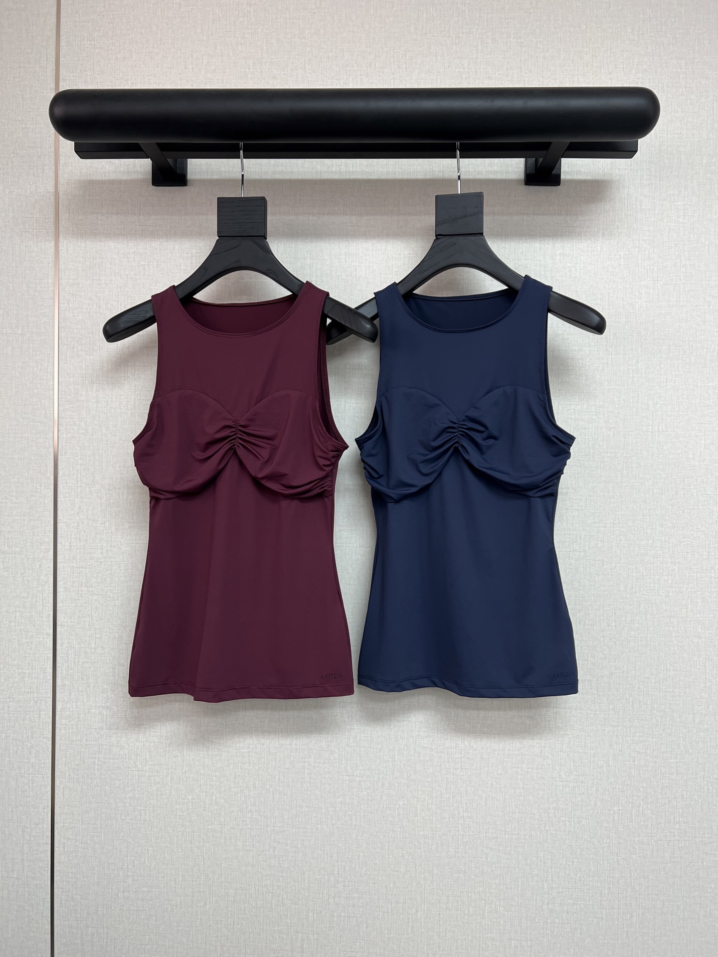 NO:431777,High-quality Aritizia exclusive first launch Designer brand from Canada Exclusive first launch!  European and American style items that have been around for thousands of years. Abandon exaggerated printing and over-design. It is based on clean and neat tailoring. It mainly has low saturation tones. It can enhance the styling through details such as wrinkles, straps, asymmetry, etc. It perfectly balances the 'basic style' and 'high-end sense'. You can wear it with the same atmosphere as the blogger in the Ins. Reject body anxiety!  SML, alexander wang19860909高品质Aritizia独家首发 来自加拿大的设计师品牌 独家首发款！ 一眼万年的欧美风单品 摒弃浮夸印花和过度设计 以干净利落的剪裁 低饱和色调为主 却能通过褶皱、绑带、不对称等细节提升造型感 完美平衡“基础款”与“高级感” 随便搭都能穿出ins博主同款氛围 拒绝身材焦虑！SML,,alexander wang,Women's clothing