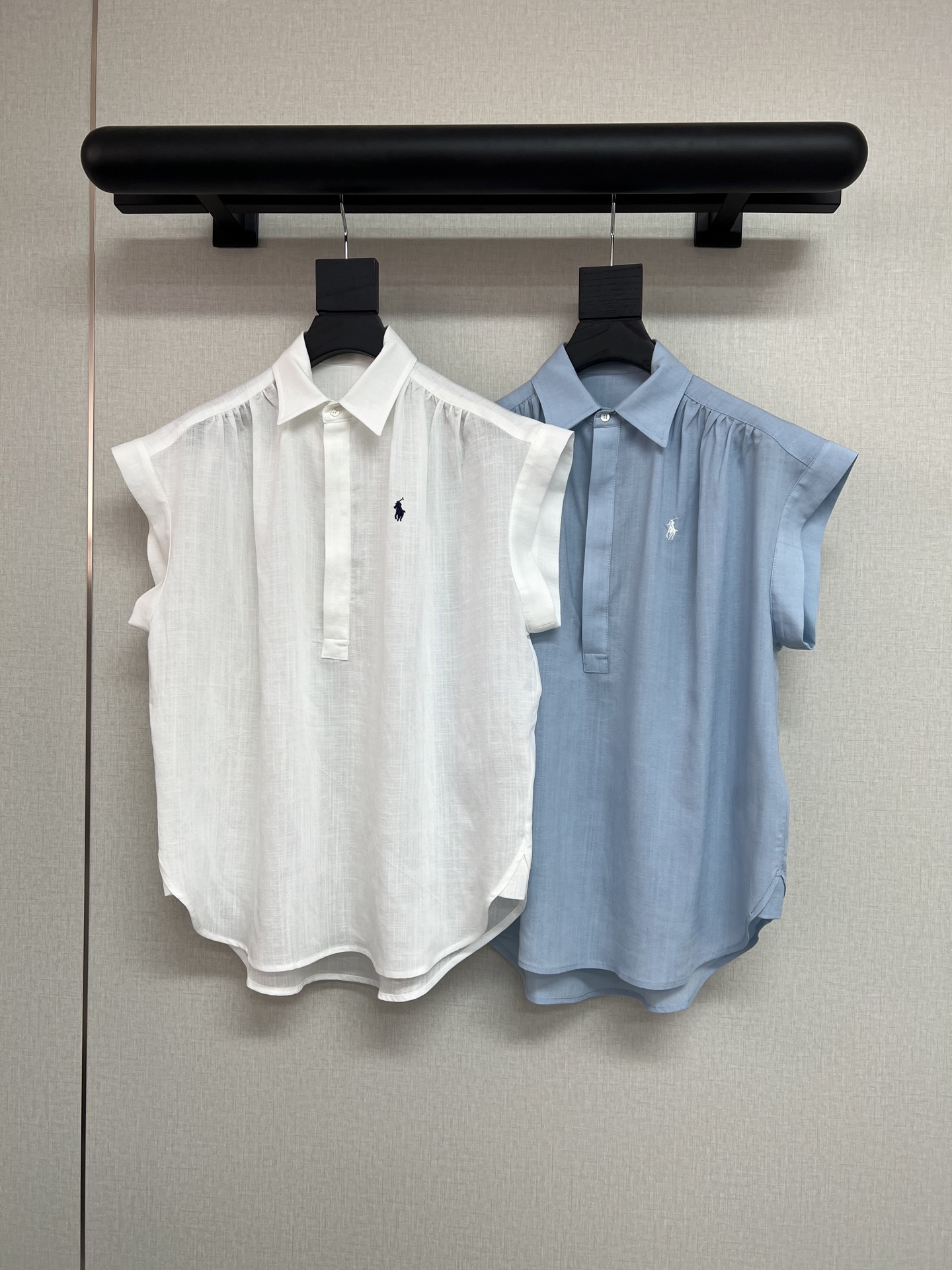 NO:431749,High-quality Luff 2025 summer series. The old money style still needs to be seen. It uses tensil linen fabric silhouette shirt. It has a sleeve pleated design. It is not picky about the figure at all. It is suitable for wearing white and sky blue in summer. It is a set of slack and comfortable paired with the series of shorts. SML, shorts, alexander wang19860909高品质拉夫2025夏季系列 老钱风还得看拉夫～ 采用天丝麻面料廓形衬衣 连袖褶皱设计 完全不挑身材 夏天太适合穿白色和天蓝色了 搭配系列的短裤一套松弛舒适 SML,,shorts,alexander wang,Women's clothing