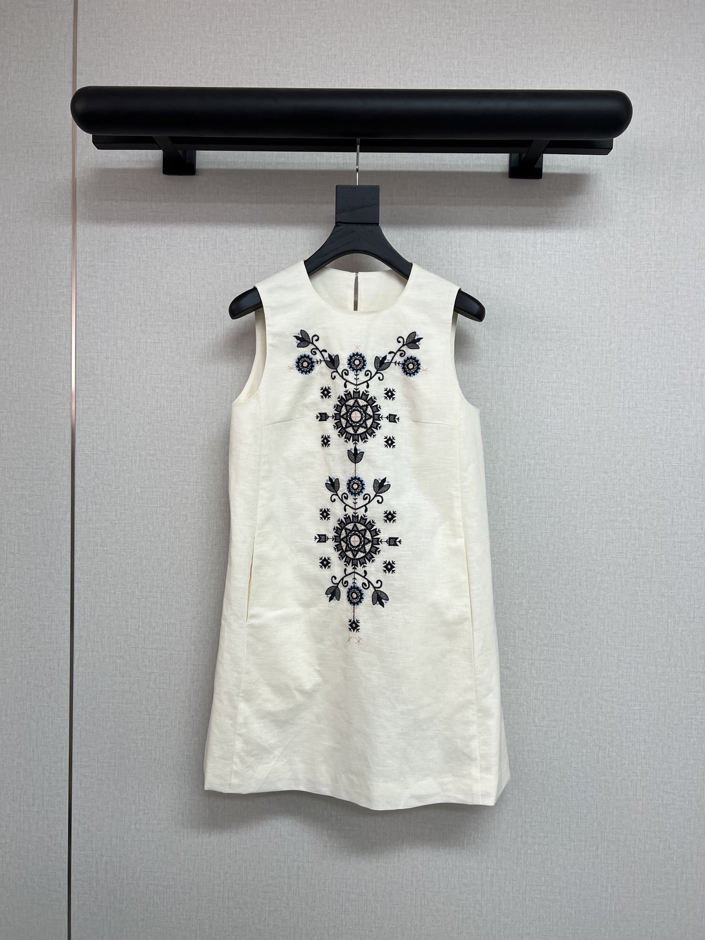 NO:431768,High-quality Maxma*a25 summer series Summer limited totem skirts Made of linen + cotton blended fabrics Too suitable for summer Breathable and soft skin-friendly This fine embroidered pattern Visible high-quality cost Classic small A-style dress Suitable for any body SML, skirts, alexander wang19860909高品质Maxma*a25夏季系列 夏日限定的图腾裙 采用亚麻+棉混纺的面料 与夏天太适配了 透气柔软亲肤 这种精细的绣花图案 看得见的高品质成本 经典小A版型连衣裙 适合任何身材呢 SML,,skirts,alexander wang,Women's clothing