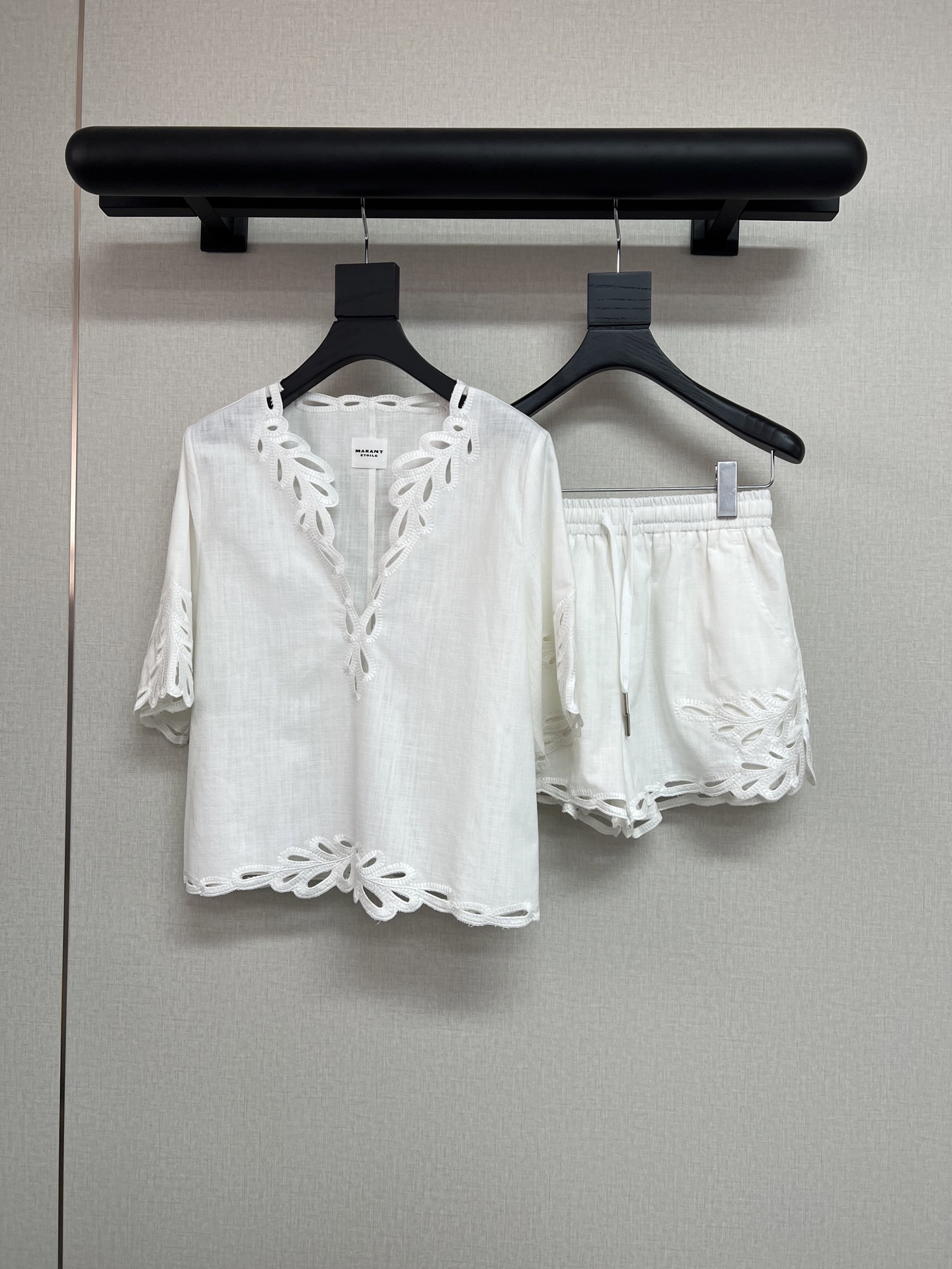 NO:433346,Tops, high-quality shorts, Isabel Mar*nt ramie series, a series of beautiful ladies, a must-have high-quality ramie cotton blend in summer, positioning and tailoring, hollow embroidery, pure hand trimming, refreshing white and high-end old-money green, a series full of sincerity, so beautiful~ SML, shorts, alexander wang19860909上衣 短裤高品质Isabel Mar*nt苎麻系列 太太太美的一系列啦 采用夏季必备的高级苎麻棉混纺 定位裁片镂空绣花 纯手工修剪 清爽的白色和高级老钱的咖绿色 诚意满满的一系列 太好看啦～ SML,,shorts,alexander wang,Women's clothing