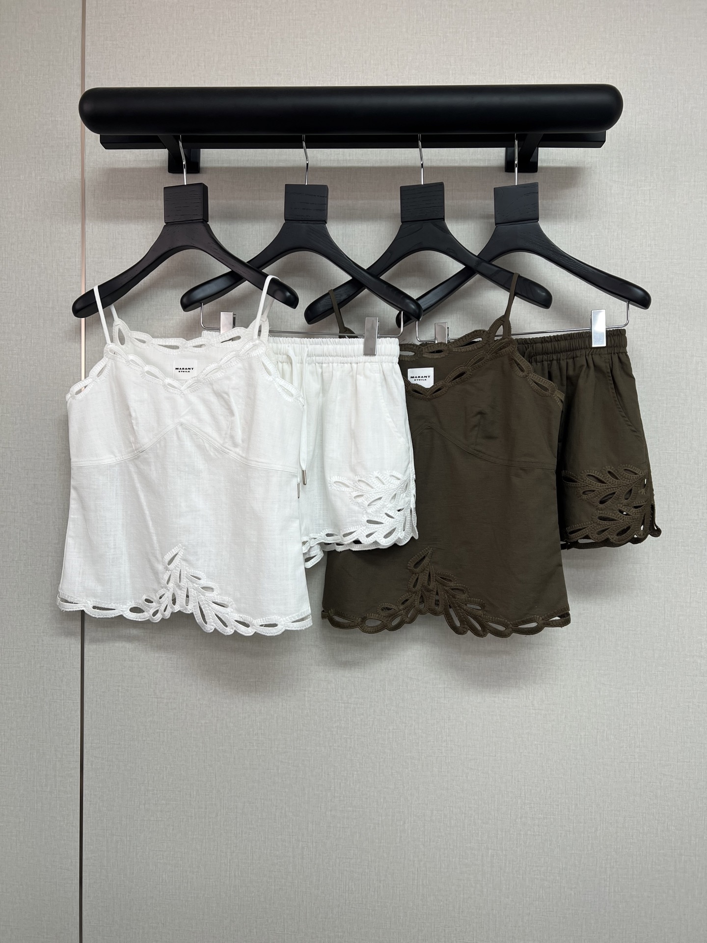 NO:433391,Slings, high-quality shorts, Isabel Mar*nt ramie series, a series of beautiful ladies, a must-have high-quality ramie cotton blend in summer, positioning and cutting pieces hollow embroidery, pure hand trimming, refreshing white and high-end old-money green, a series full of sincerity, so beautiful~ Two-color SML,, shorts, alexander wang19860909吊带 短裤高品质Isabel Mar*nt苎麻系列 太太太美的一系列啦 采用夏季必备的高级苎麻棉混纺 定位裁片镂空绣花 纯手工修剪 清爽的白色和高级老钱的咖绿色 诚意满满的一系列 太好看啦～ 两色SML,,shorts,alexander wang,Women's clothing