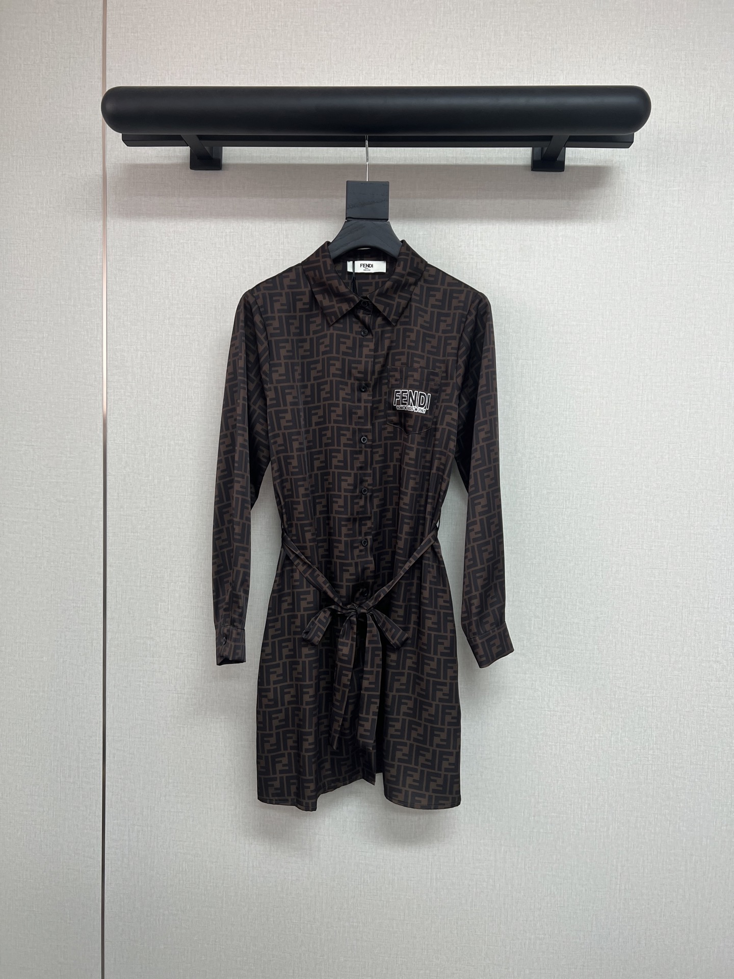NO:433870,High-quality FENDI2025 early autumn long-sleeved lapel shirt belt dress classic brown color FF letter printing pocket positioning letter printing classic color big brand style full of monochrome SML, fendi, skirts, shirts, alexander wang19860909高品质FENDI2025早秋长袖翻领衬衫腰带连衣裙经典咖色FF字母印花口袋定位字母印花经典色系身上大牌范十足单色SML,,fendi,skirts,shirts,alexander wang,Women's clothing