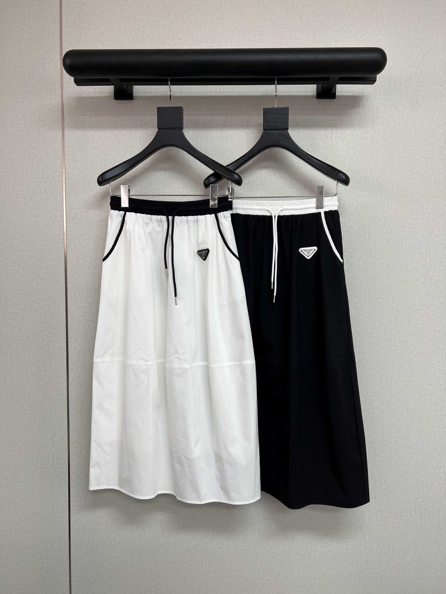 NO:434227,High-quality Pard*25 summer new skirt/double pocket elastic waist design/matched with triangle logo/white and black SML, skirts, alexander wang19860909高品质Pard*25年夏季新款半裙/双口袋松紧腰设计/搭配三角牌Logo/白色黑色SML,,skirts,alexander wang,Women's clothing