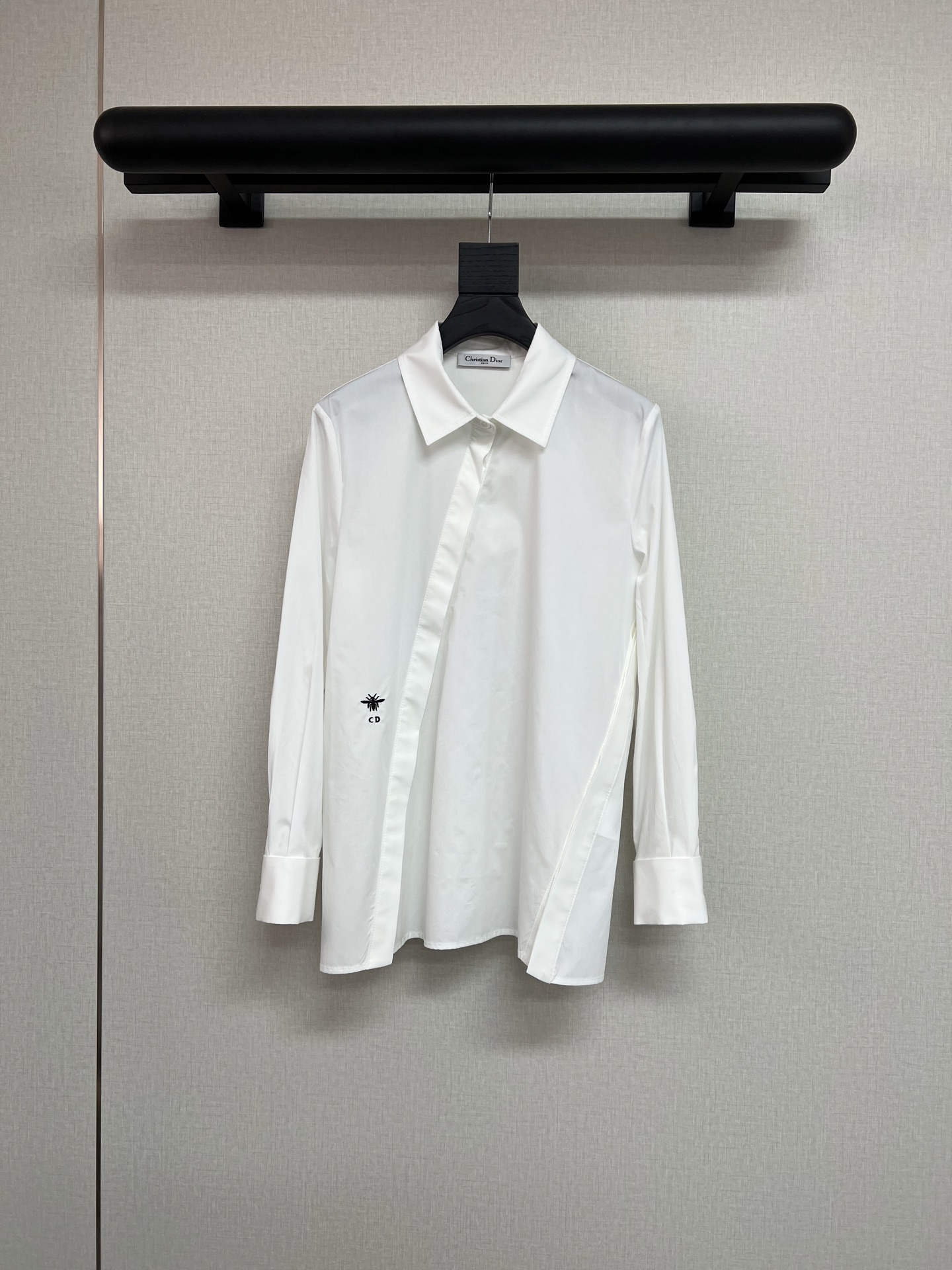 NO:434248,High-quality Dio*/25SS new shirt/button oblique style/bee embroidery decoration/simple design/high-quality/monochrome three-code SML,,dior,shirts,alexander wang19860909高品质Dio*/25SS新款衬衫/纽扣式斜边版型/小蜜蜂刺绣装饰/简约设计/高品质/单色三码SML,,dior,shirts,alexander wang,Women's clothing