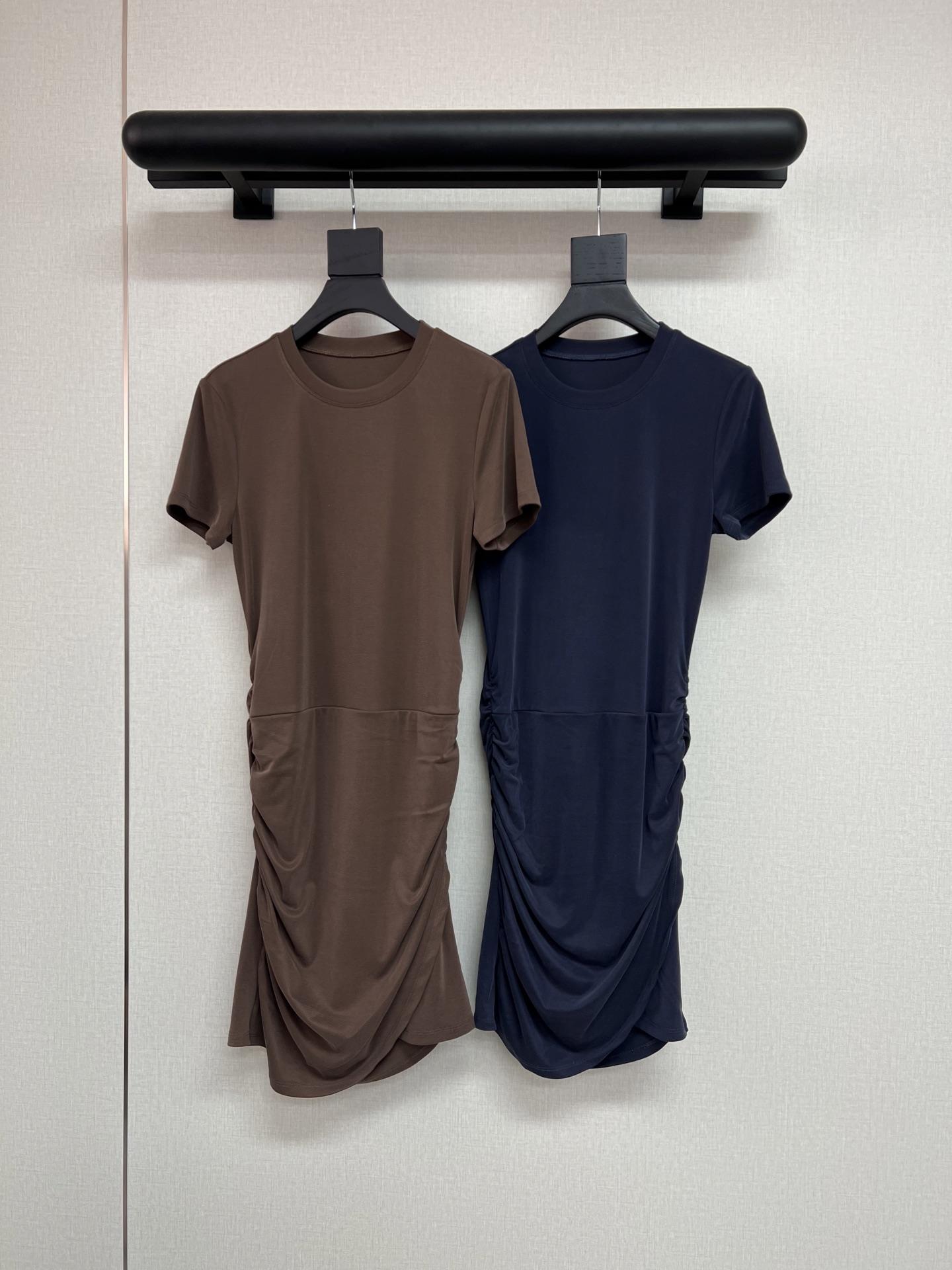 NO:434243,High-quality lulu yoga skirt the same as the Yuan version is customized. It uses high-quality sand-washed copper-ammonia silk. It is very skin-friendly and soft, and has enough elasticity. The daily wrinkle design is very three-dimensional and shows the figure. High-end European and American colors. Dark brown/navel blue. SML,, skirts, alexander wang.19860909高品质lulu同款瑜伽裙 元版购入定制 采用高级的砂洗铜氨丝 非常亲肤柔软 弹力也很够 日常褶皱设计很有立体感 特别显身材呢 高级欧美色系 深棕/藏蓝 SML,,skirts,alexander wang,Women's clothing