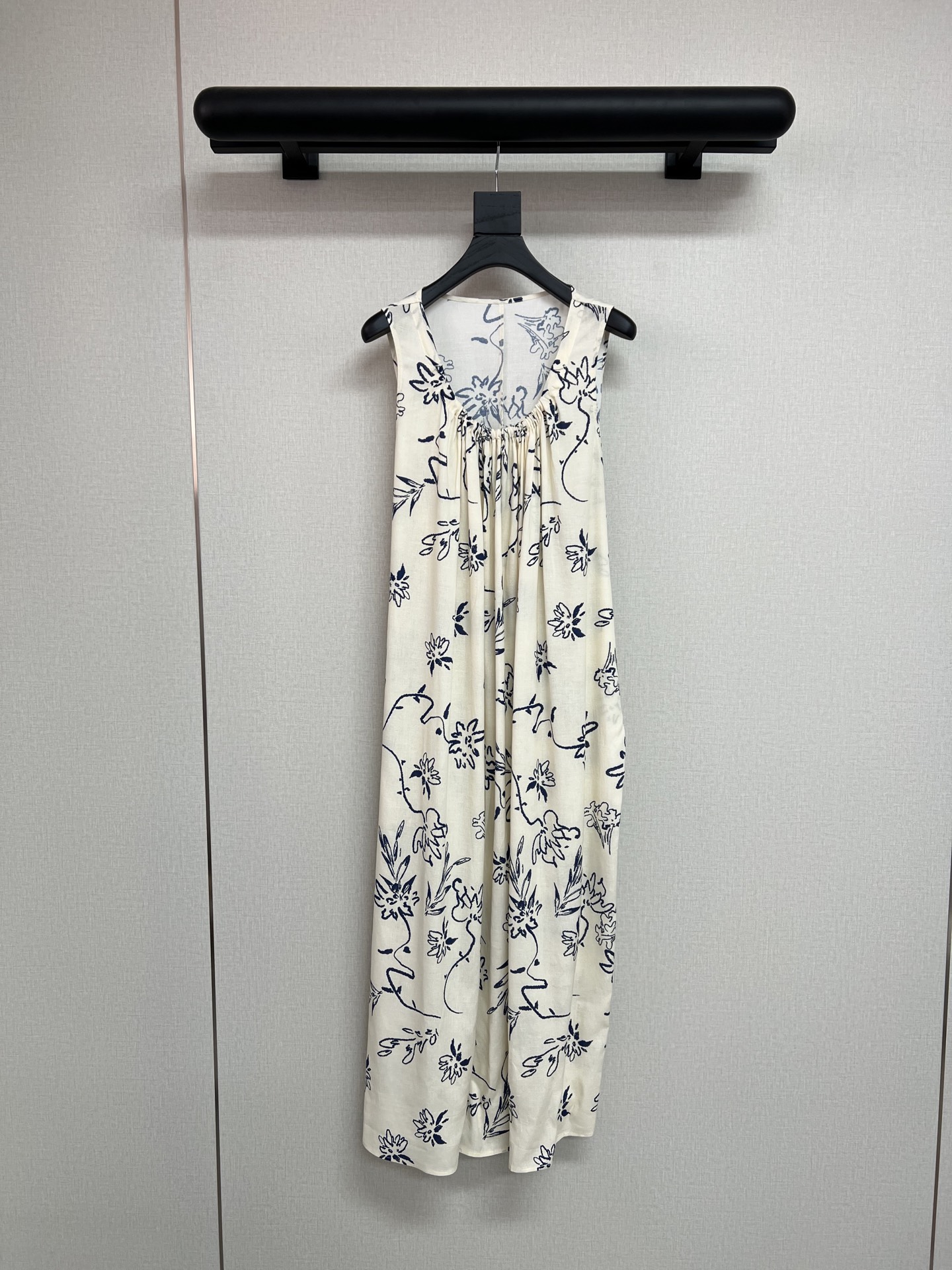 NO:434226,High-quality niche design model for summer 2025 Super beautiful vacation style ink printing with linen silk blend, especially suitable for summer outfits, sleeveless design loose tailoring, very inclusive, very distinctive side design, can be tied in front and back, super good-looking SM,,alexander wang19860909高品质小众设计款2025夏季 超美的度假风水墨印花 采用亚麻人丝混纺 特别适合夏天穿搭 无袖设计宽松剪裁 包容性很大 侧边设计很有特点 前后都能系 超级好看 SM,,alexander wang,Women's clothing