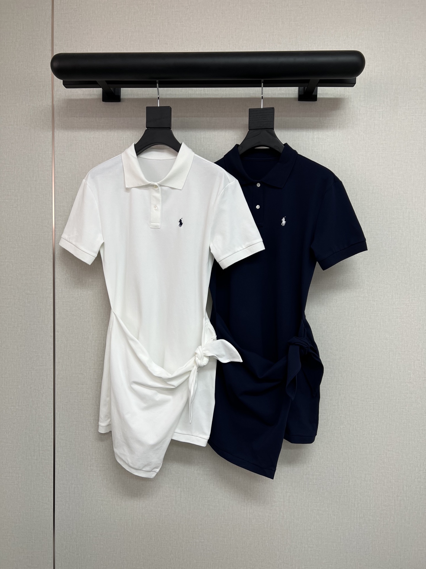 NO:435925,High-quality Raf 2025 series The feeling of slackness of old money still depends on Raf. The loose-fitting Polo style is too inclusive to the figure. It uses Raf cotton pull-up bead floor fabric, light, comfortable, breathable and easy to wear, full of high-end feeling, hem design makes the whole skirt more fashionable and generous. Classic white/blue 2 colors SML, skirts, alexander wang19860909高品质拉夫 2025系列 老钱松弛感还得是看拉夫 宽松版型的Polo款式 对身材的包容性太强了 采用拉夫精棉拉架珠地面料 轻薄舒适透气好穿 高级感满满 下摆设计感 让整件裙子更加时尚大方 经典白/蓝2色 SML,,skirts,alexander wang,Women's clothing