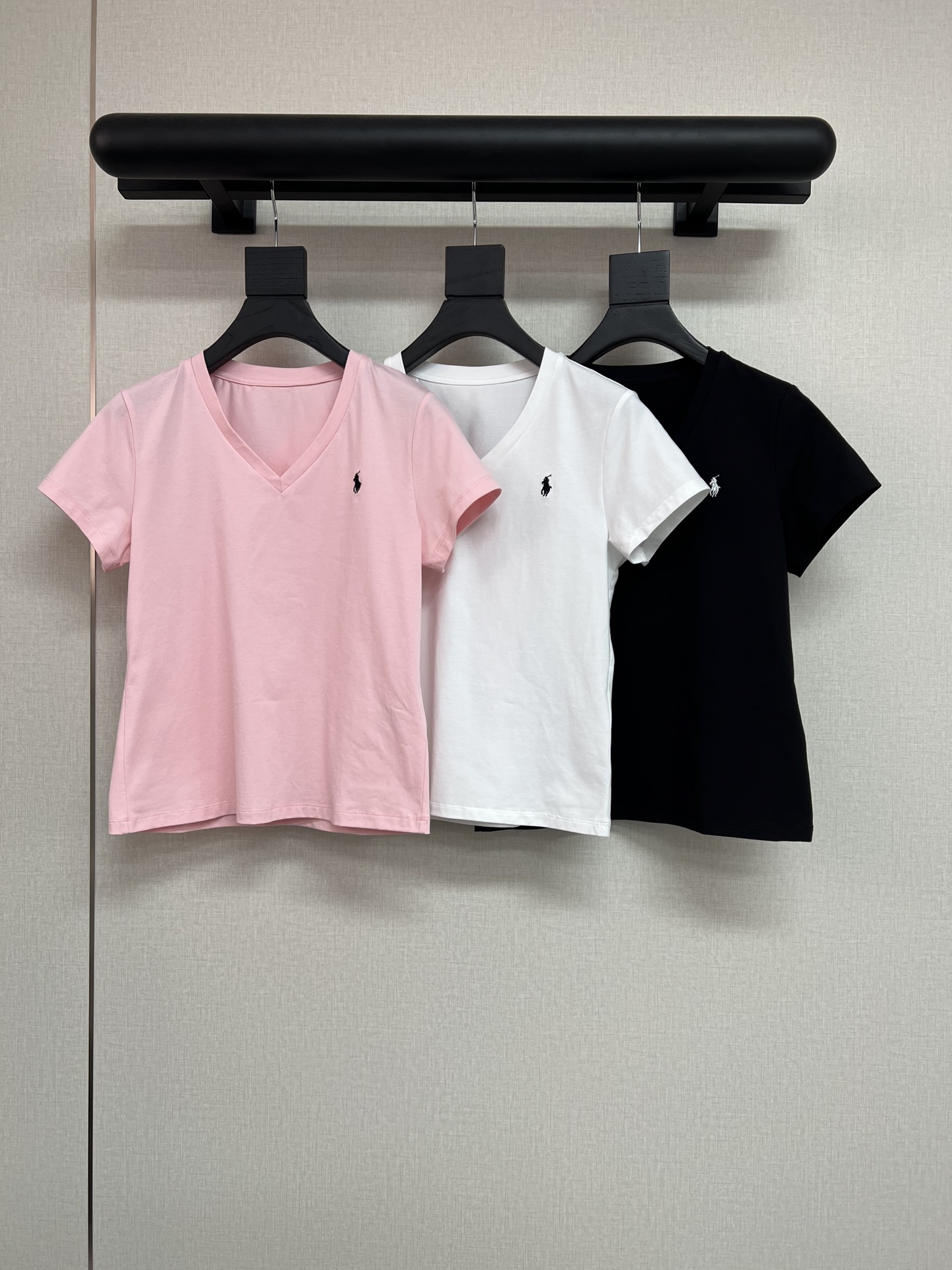 NO:435167,High-quality Raff* classic V-neck T-shirt, Yuan version, customized, classic style, made of fine cotton, a little frosted texture, easy to wear, light and comfortable, super comfortable fabric, cotton elastic style, just close your eyes and enter it, black/white/pink 3 colors SML,,tees, t-shirt,alexander wang19860909高品质拉夫*经典V领T恤 元版购入定制 经典中的经典款啦 采用精品棉材质 有点点磨毛的质感 很好穿 轻薄舒适 面料超舒服 棉质弹力款 闭眼入就好了 黑/白/粉3色 SML,,tees，t-shirt,alexander wang,Women's clothing