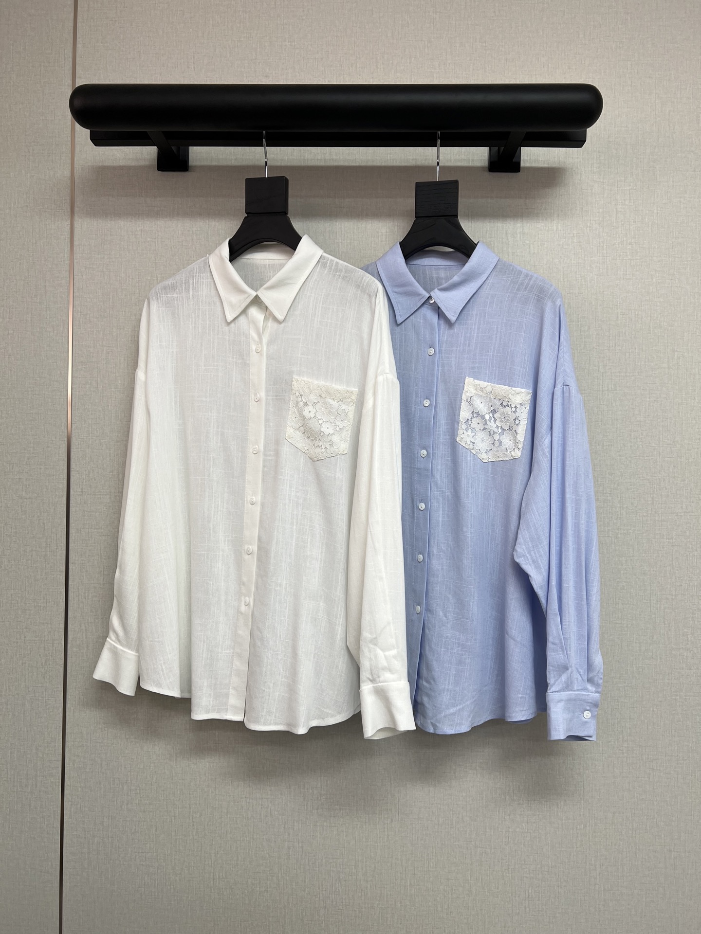 NO:435936,High-quality 2025 summer vacation style, super beautiful shirt, made of sesame blended fabric, soft and skin-friendly, draped, full of slackness~ Summer streetwear and air-conditioning shirts are very eye-catching, refreshing white and light blue SML,,alexander wang19860909高品质2025夏季南法度假风 超美心水的衬衣 采用麻料混纺面料 柔软亲肤 垂坠 松弛感满满～ 夏日出街当罩衫和空调衫都好吸睛 清爽的白色和浅蓝色SML,,alexander wang,Women's clothing