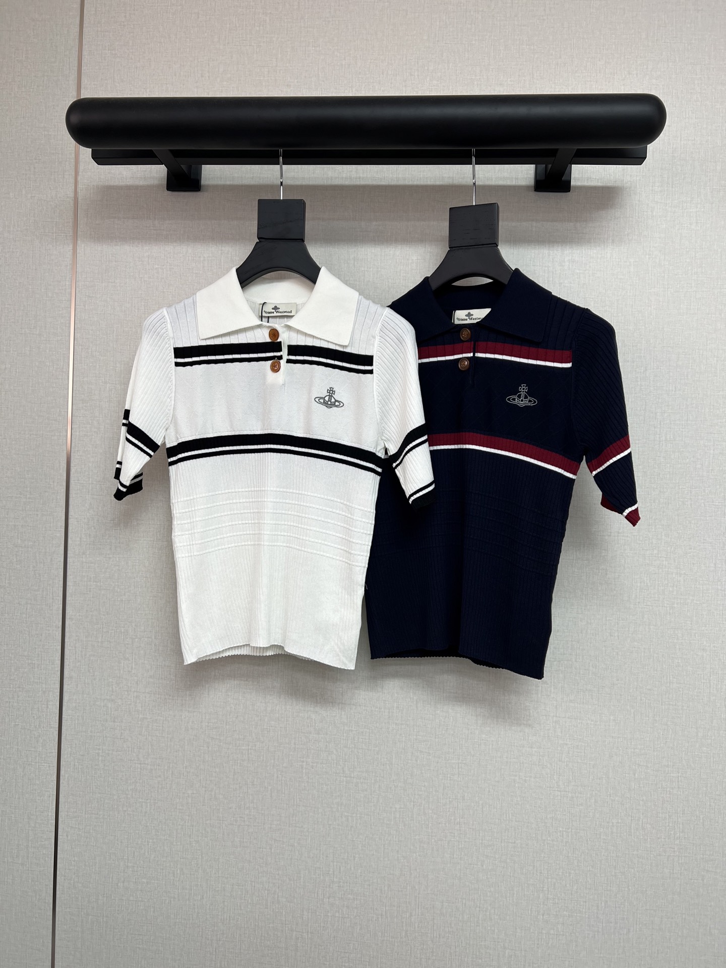 NO:436651,High-quality vivienne Saturn 2025 series, versatile and elegant striped knitted fabric, very, very comfortable ice texture, contrasting color design, fashionable and generous Saturn embroidery pattern, white/blue 2 colors into SML,,alexander wang19860909高品质vivienne土星2025系列 百搭气质的条纹针织 采用轻薄天丝针织面料 非常非常舒适的冰感质地 撞色设计时尚大方 土星刺绣图案 白/蓝2色入 SML,,alexander wang,Women's clothing