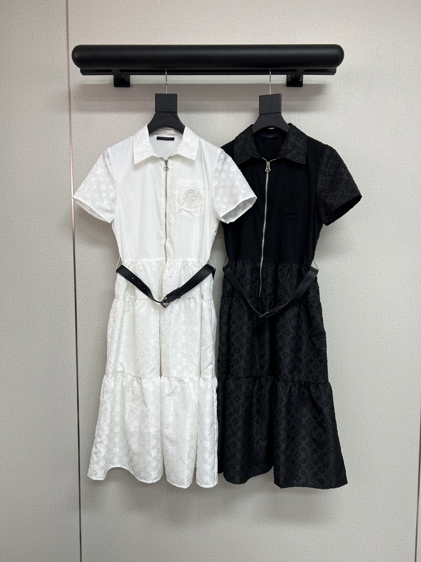 NO:436640,High-quality Louis Vuitton*2025 new lapel short-sleeved long dress new logo jacquard fabric paired with belt full of detail large skirt hem better modify body curve two colors SM, louis vuitton, skirts, T-shirt, alexander wang19860909高品质LouisVuitton*2025新款翻领短袖长款连衣裙新款logo提花面料搭配腰带细节感满满大裙摆更好修饰身材曲线两色SM,,louis vuitton,skirts,T-shirt,alexander wang,Women's clothing