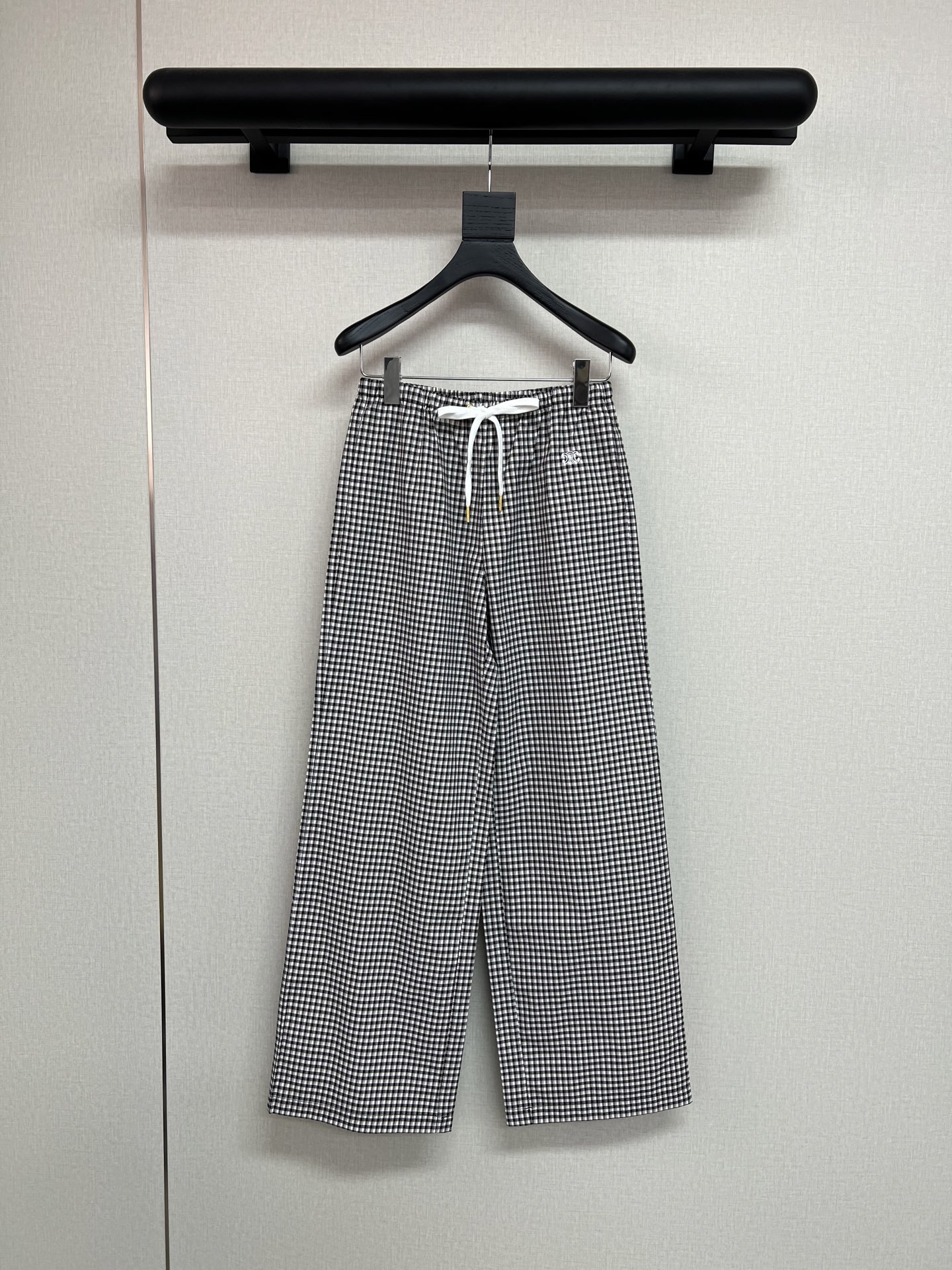 NO:442064,High-quality Celi*e early autumn series Yuan version to buy customized fabrics Three-dimensional plaid patterns Slack and casual items The elements of the plaid are safe to use. Loose waist drawstring design. It looks good when paired with a T-shirt vest. SML, celine,tees, t-shirt,alexander wang19860909高品质Celi*e 早秋系列 元版购入定制面料 立体格纹图案 松弛随意的单品 格子永不过时的元素放心入 腰围宽松抽绳设计 随意搭配T恤背心都好看 SML,,celine,tees，t-shirt,alexander wang,Women's clothing