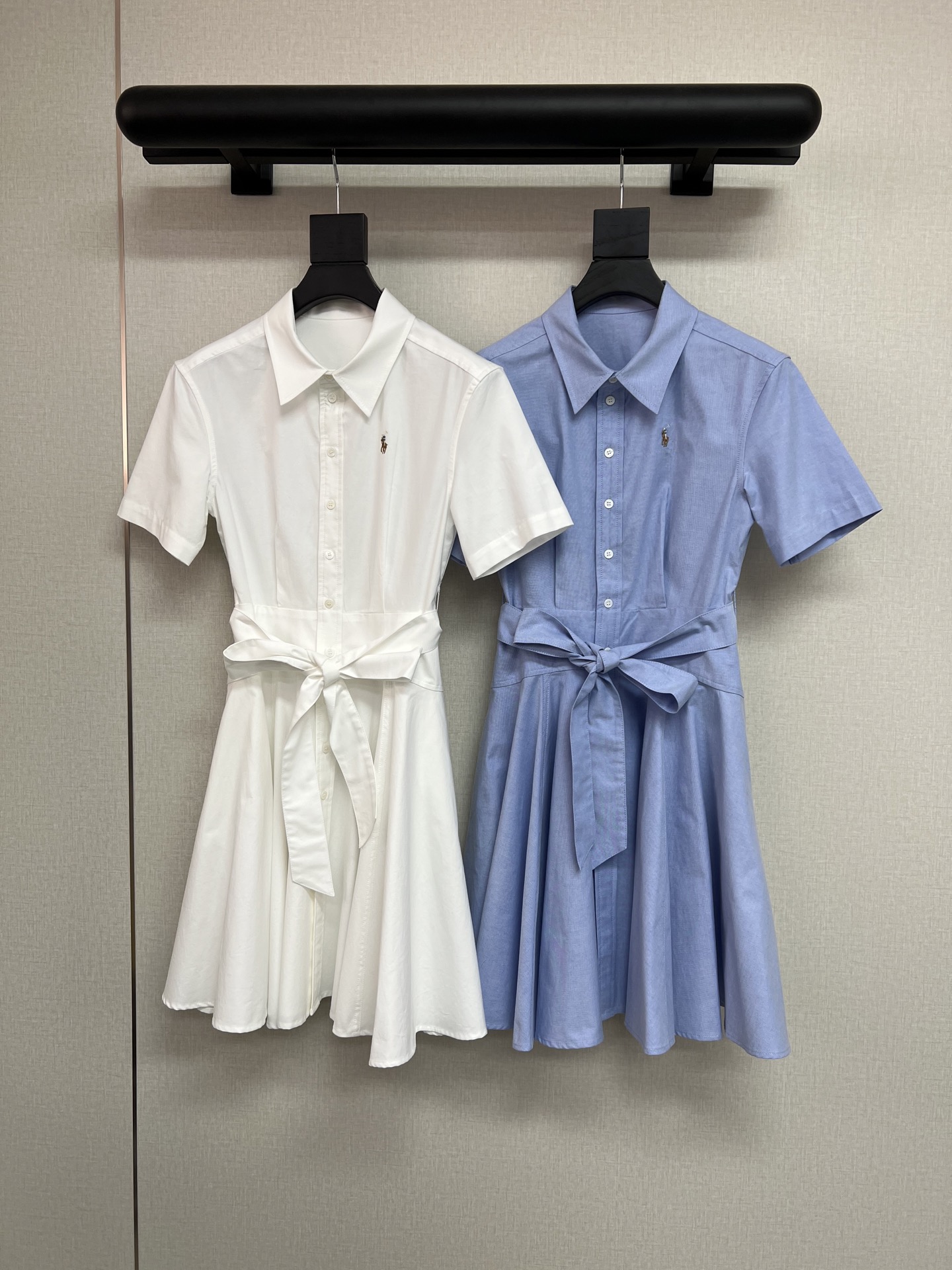 NO:442093,High-quality Luff early autumn series Old money style still has to look at Luff Classic Oxford fabric very old British style classic polo lapel Hem three-dimensional splicing cut makes the skirt more three-dimensional and full. Classic blue/white 2 color embroidery pattern SML, skirts, alexander wang19860909高品质拉夫早秋系列 老钱风还得看拉夫 经典的牛津布面料 非常有老式英伦风的味道 经典polo翻领 下摆立体拼接剪裁 让裙摆更加立体饱满起来 经典蓝/白2的入 彩色刺绣图案SML,,skirts,alexander wang,Women's clothing