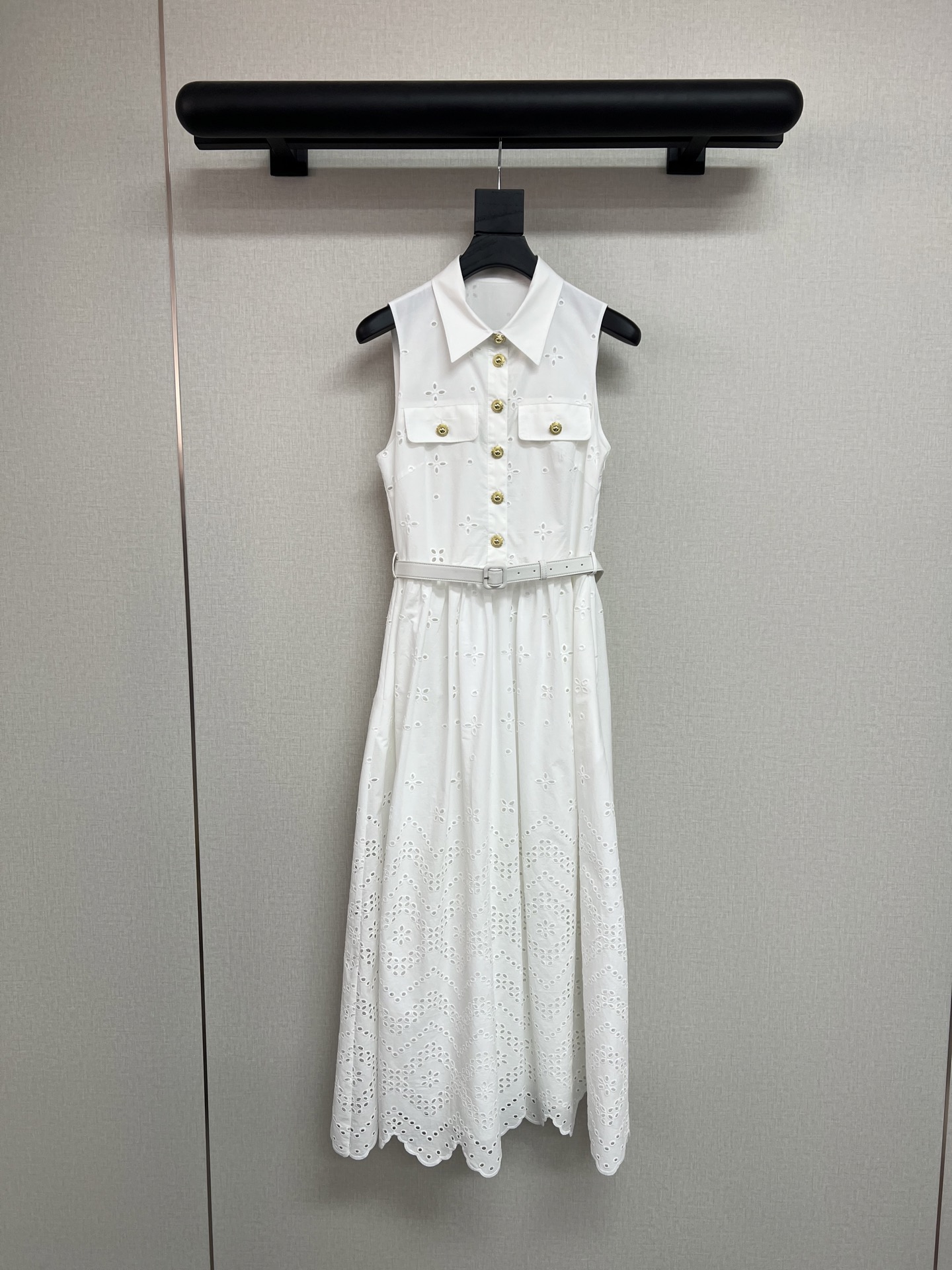 NO:442105,High-quality S*P early autumn series We are already very good at S home things. This white skirt is absolutely beautiful at first glance. It uses fine cotton heavy-duty hollow embroidery. The whole skirt is nearly 3 meters. Special material-free style. Paired with gold buttons and high-end feel. Delivery belts in the same series. The oversized skirt looks great. SML, skirts, alexander wang19860909高品质S*P早秋系列 S家的东西我们已经很拿手了 这款白裙子绝对一眼好看 采用精棉重工镂空刺绣 整件裙子用量接近3米哦 特别费料的款式 搭配金色纽扣高级感 配送同系列腰带 超大裙摆巨好看 SML,,skirts,alexander wang,Women's clothing