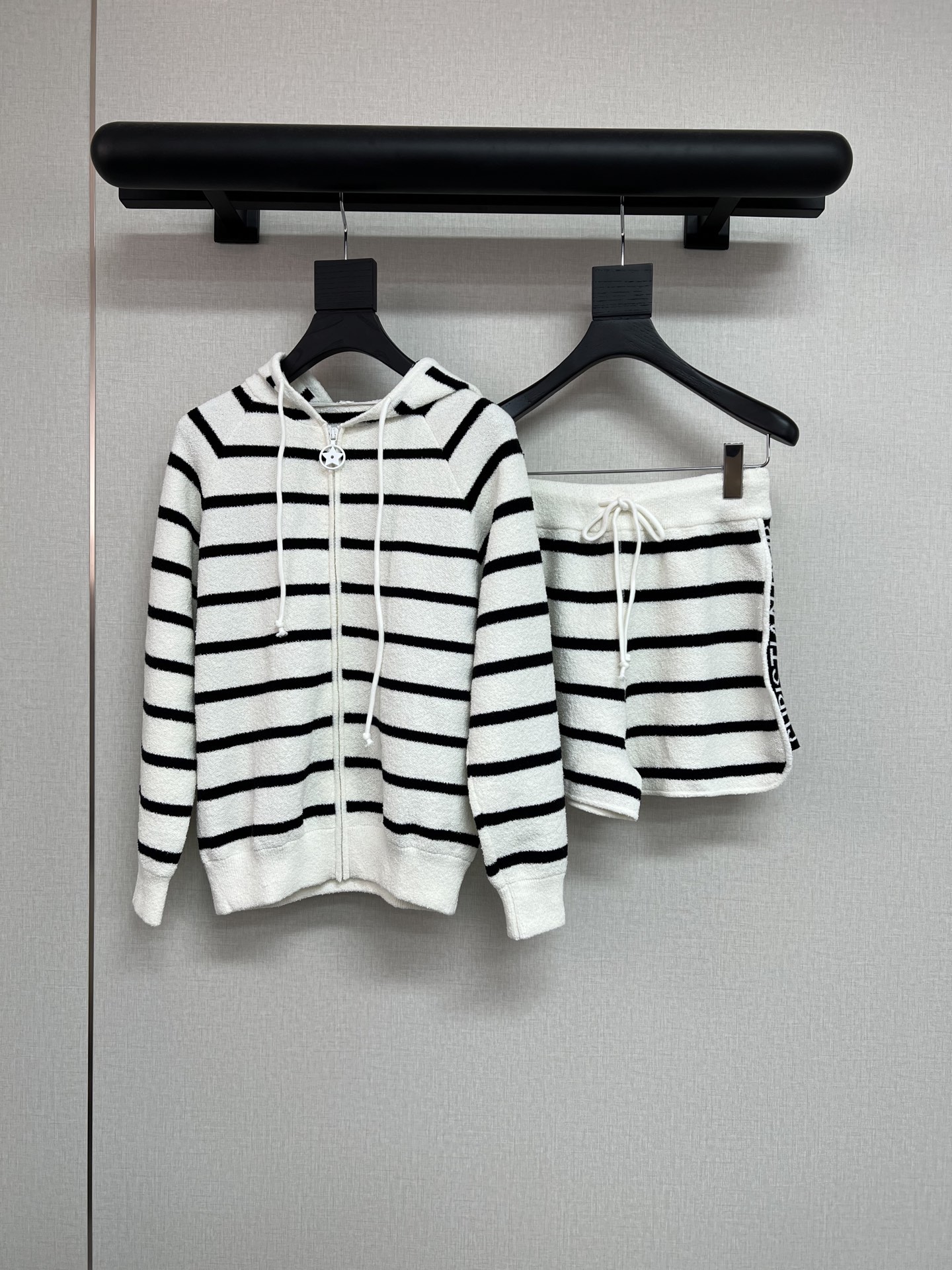 NO:448561,Jacket Shorts P high-quality Dior25 early autumn navy stripes series Hooded sweatshirt jacket Zipper vest shorts three-piece set Classic black and white navy style You can be paired with one set or worn alone. Classic letter logo design on the back. Shorts double-sided letters SML,,dior,hoodie,sweatshirts,shorts,jackets & coats,hats,alexander wang19860909外套 短裤P高品质Dior25早秋海军风条纹系列 连帽卫衣外套拉链背心短裤三件套 经典的黑白海军风 可以一套搭配入也可以单穿哦 后背经典的字母logo设计 短裤双侧字母 SML,,dior,hoodie,sweatshirts,shorts,jackets & coats,hats,alexander wang,Women's clothing