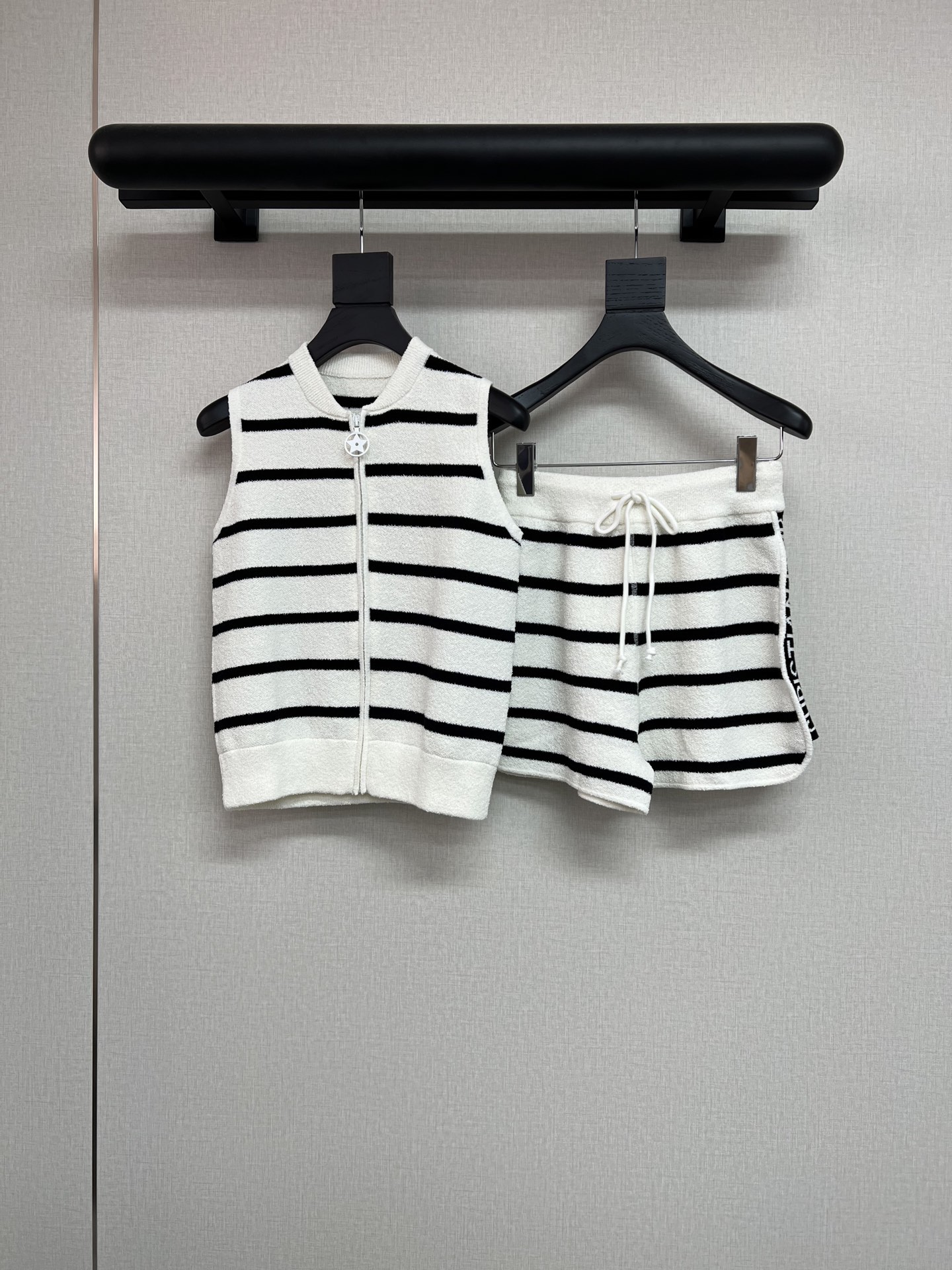 NO:448573,High-quality Dior25 early autumn navy stripes series Hooded sweatshirt jacket zipper vest shorts three-piece set Classic black and white navy style You can wear one set or you can wear it alone. Classic letter logo design on the back. Shorts double-sided letters SML back, dior, hoodie, sweatshirts, shorts, jackets & coats, hats, alexander wang19860909高品质Dior25早秋海军风条纹系列 连帽卫衣外套拉链背心短裤三件套 经典的黑白海军风 可以一套搭配入也可以单穿哦 后背经典的字母logo设计 短裤双侧字母 SML背,,dior,hoodie,sweatshirts,shorts,jackets & coats,hats,alexander wang,Women's clothing