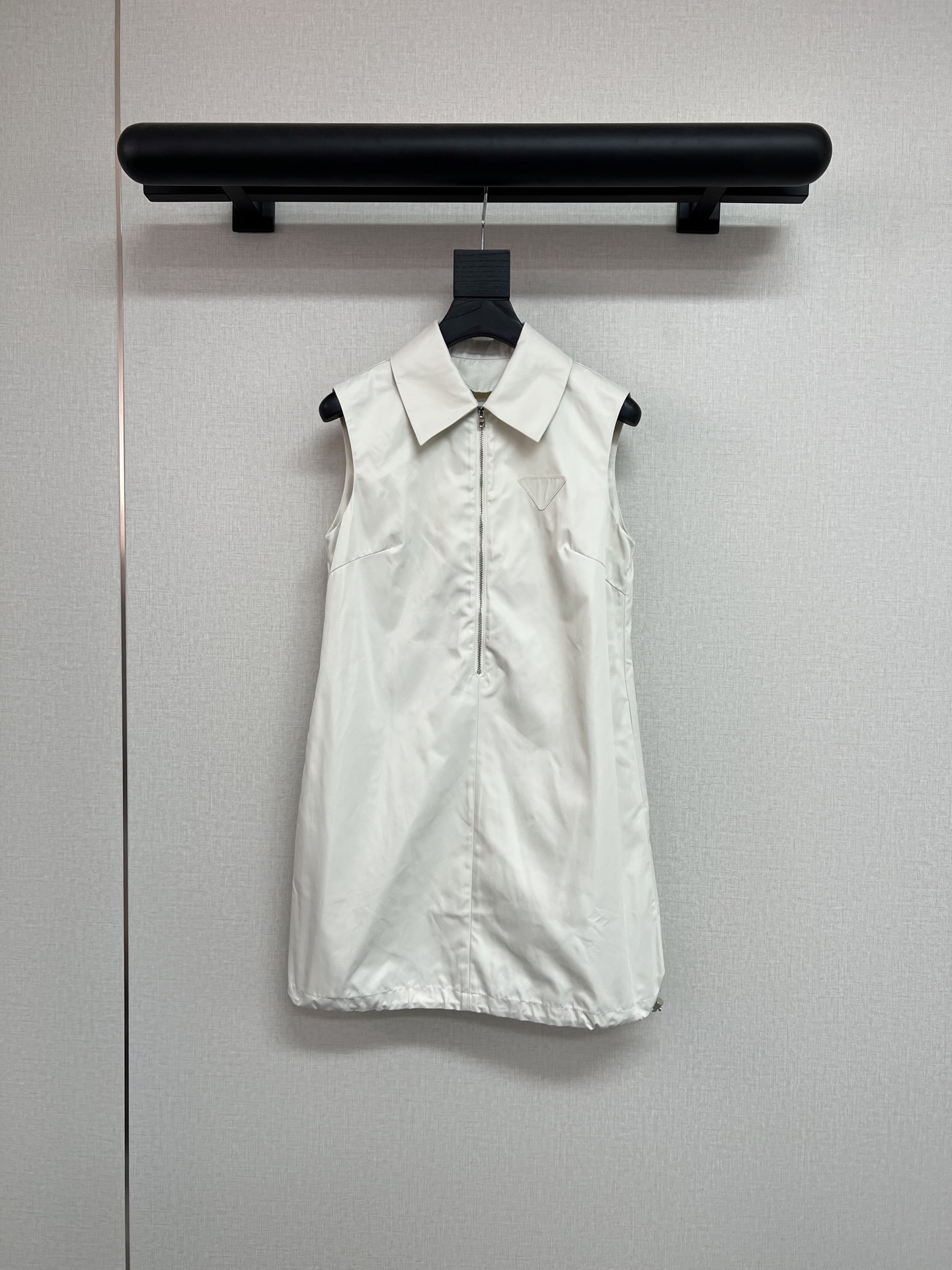 NO:448586,High-quality Pra*2025 early autumn series Very classic nylon model, very fashionable, high-quality light apricot nylon fabric, smooth and textured, full of high-end feeling, sleeveless small A-style, no picky figure at all, hem drawstring can be adjusted into the shape of a flower bud, super good looking, closed eyes SML2,,prada,alexander wang19860909高品质Pra*2025早秋系列 非常经典的尼龙款 现代时髦感很强 采用高品质浅杏色尼龙面料 顺滑有质感 高级感满满 无袖小A版型完全不挑身材 下摆抽绳可以调节成花苞形状 超级好看呢 闭眼入 SML2,,prada,alexander wang,Women's clothing