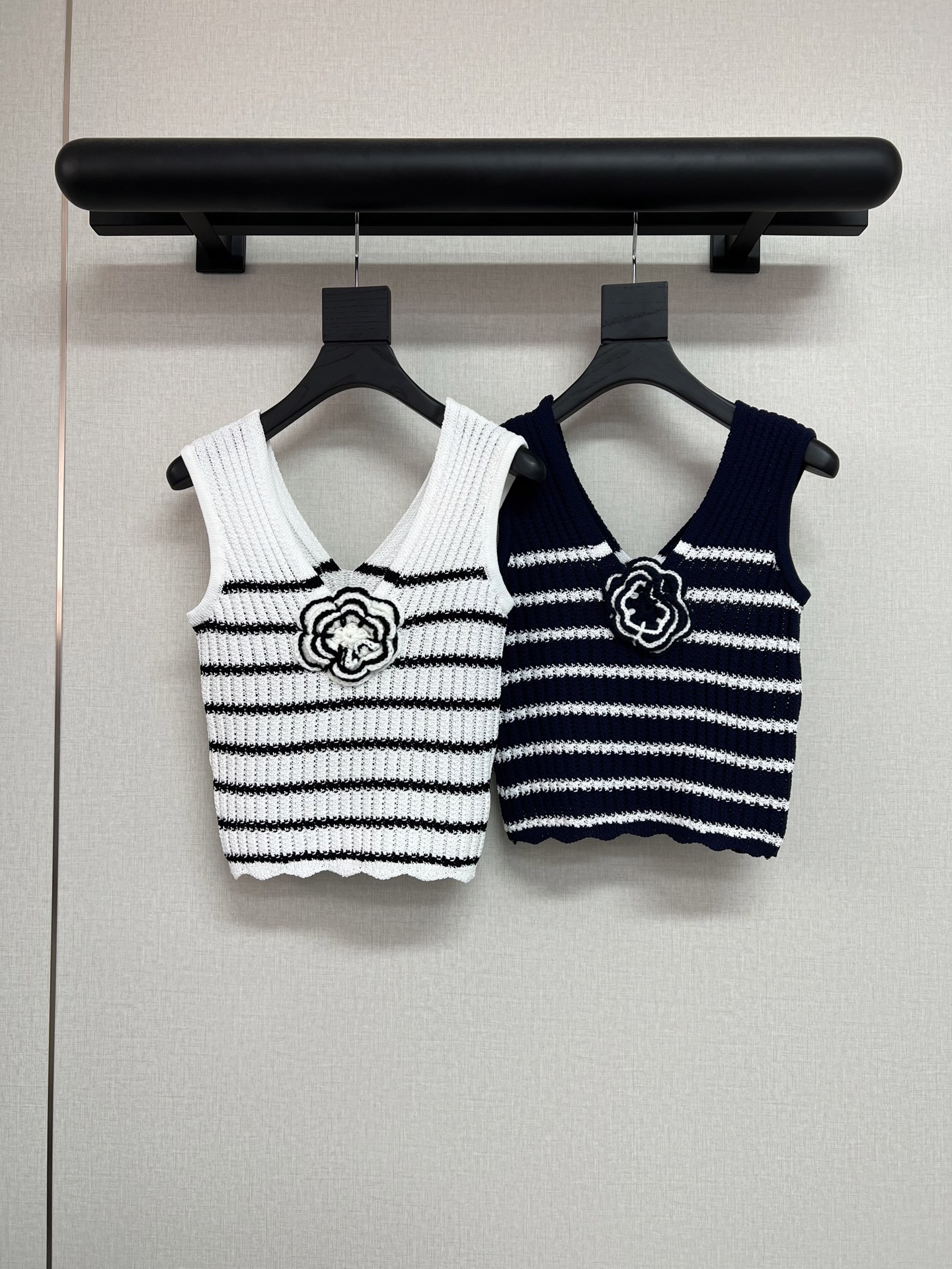 NO:448598,High-quality small fragrance style 2025 early autumn series Super beautiful three-dimensional crochet vest adopts black and white interlaced stripes design High-end handmade crochet classic white/navy blue, fragrant and beautiful SML, alexander wang19860909高品质小香风2025早秋系列 超美的立体钩花背心 采用黑白交错的条纹设计 高级感手工钩花 经典白色/藏蓝色 穿上身就香香的 好看呢 SML,,alexander wang,Women's clothing