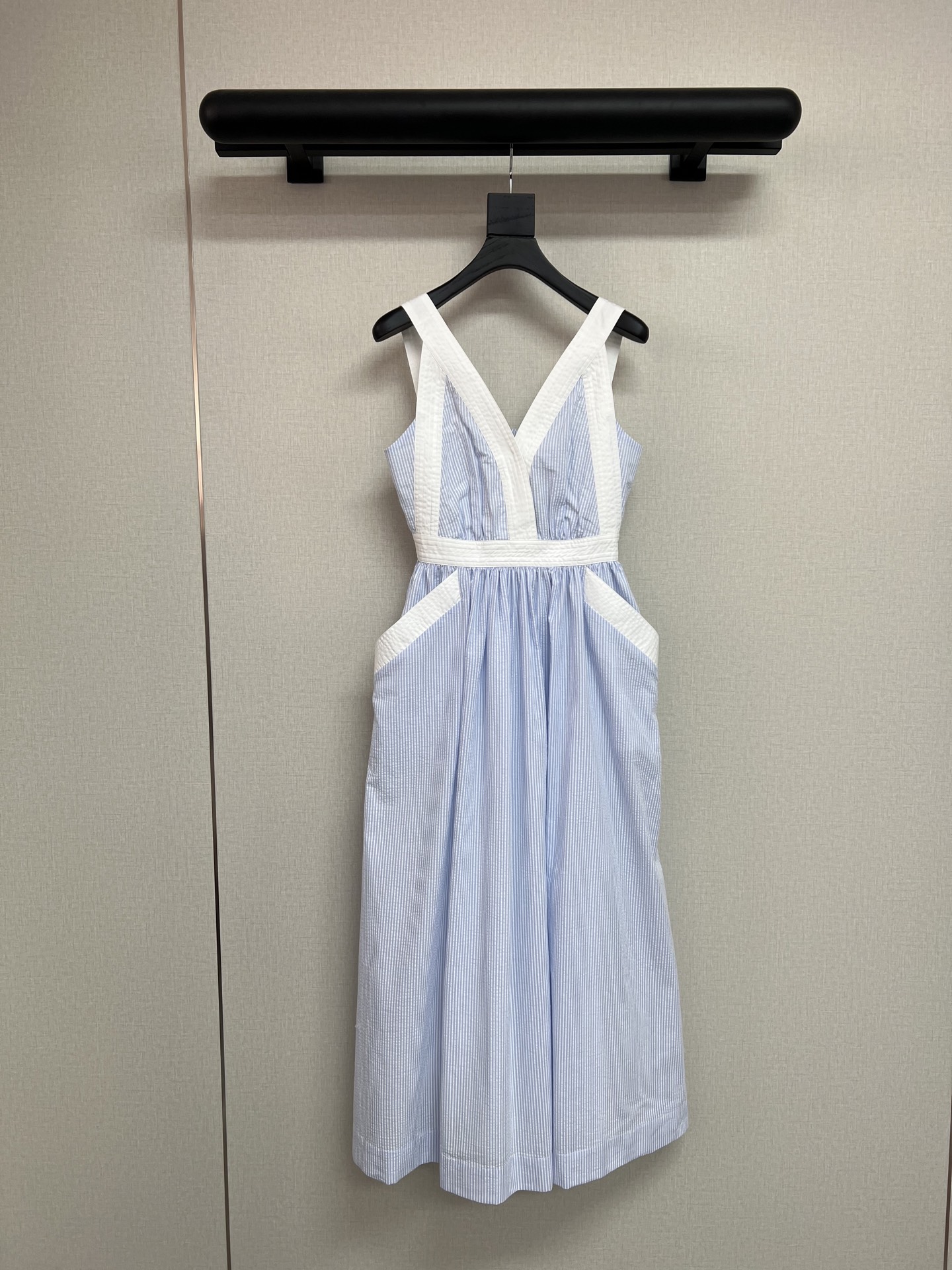 NO:449815,High-quality San*ro 2025 summer series Super beautiful South French vacation skirt adopts three-dimensional embossed pure cotton fabric with white wide-edged webbing The color of the wife is suitable for summer limited The oversized skirt is really island-style, full of details and close your eyes SML, skirts, alexander wang19860909高品质San*ro 2025夏季系列 超美的南法度假裙 采用立体的浮雕感纯棉面料 搭配白色宽边织带 颜色太太太合适夏日限定 超大裙摆真的很海岛风 细节满满闭眼入 SML,,skirts,alexander wang,Women's clothing