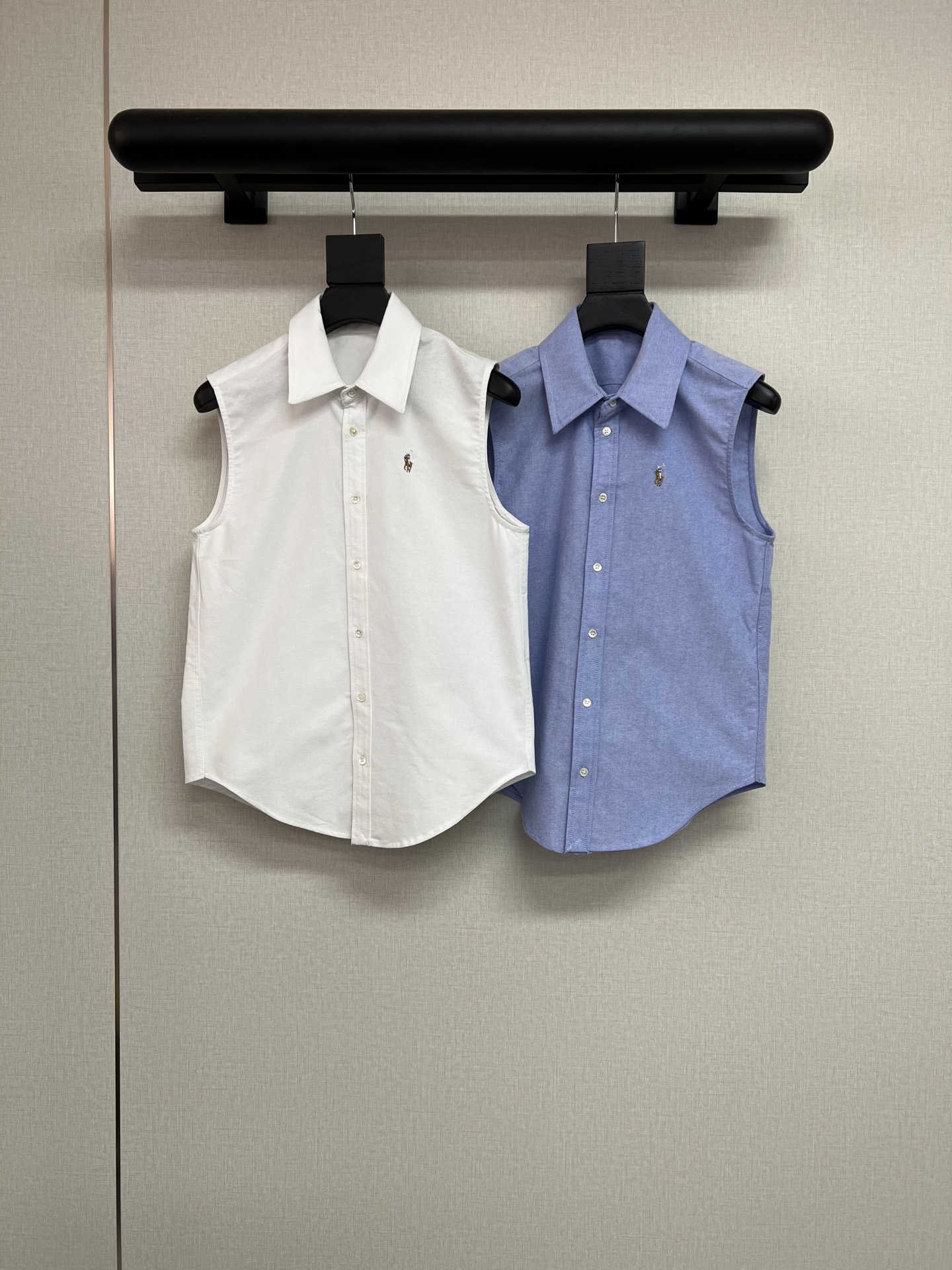 NO:451743,High-quality Raf's early autumn series Classic Raf lapel shirt Sleeveless style is more suitable for summer outfits Use fine Oxford fabric Floral embroidery pattern Small lively embellishment Classic blue/white 2 colors SML2,,alexander wang19860909高品质拉夫*早秋系列 经典的拉夫翻领衬衣 无袖款式更适合夏日穿搭 采用精品牛津布面料 花色刺绣图案 小活泼的点缀 经典蓝/白2色 SML2,,alexander wang,Women's clothing