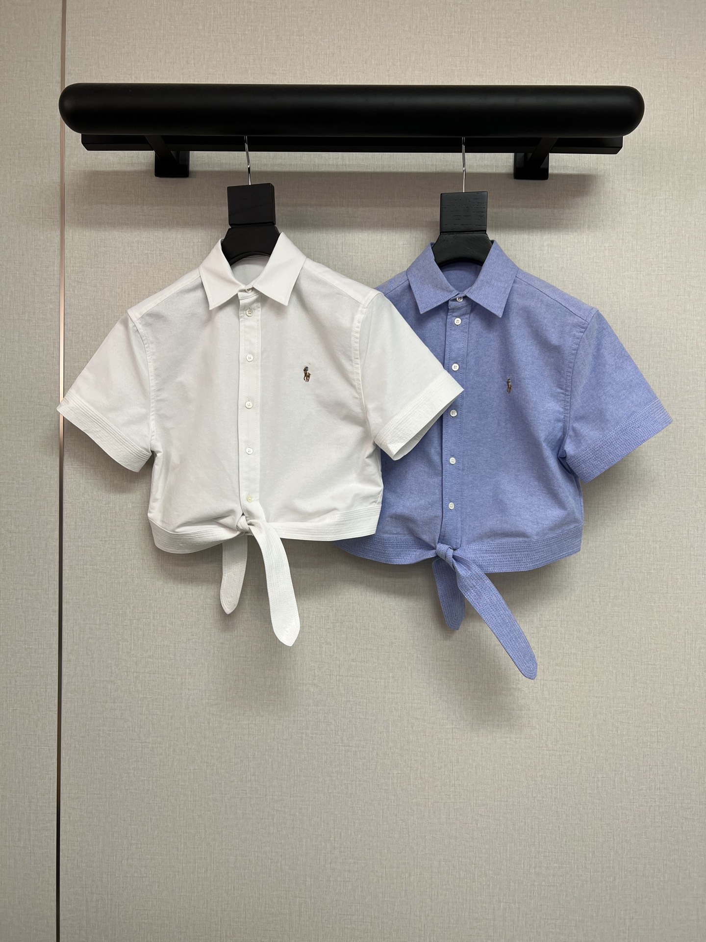 NO:451768,High-quality Raf's early autumn series Classic Raf lapel short shirt hem design sense using fine Oxford fabric Floral embroidery pattern Small lively embellishment Classic blue/white 2 colors SML,,alexander wang19860909高品质拉夫*早秋系列 经典的拉夫翻领短款衬衣下摆设计感 采用精品牛津布面料 花色刺绣图案 小活泼的点缀 经典蓝/白2色 SML,,alexander wang,Women's clothing