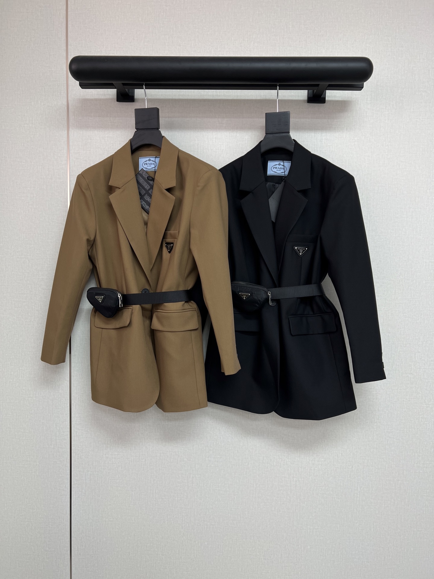 NO:452251,High-quality Prad*Prada 2025 autumn and winter new casual high-end suit chest leather triangle logo decoration custom style logo belt small bag custom logo buttons very atmospheric and upscale H straight body style interprets cool and fashionable style simple black brown SML3, prada, prada, business suit, alexander wang19860909高品质Prad*普拉达2025秋冬新款休闲高级西装胸前真皮三角标装饰定制洋气logo腰带小包包定制logo纽扣上身非常大气上档次率性利落H直身版型演绎酷飒时髦风格简约黑色咖色SML3,,prada,prada,business suit,alexander wang,Women's clothing