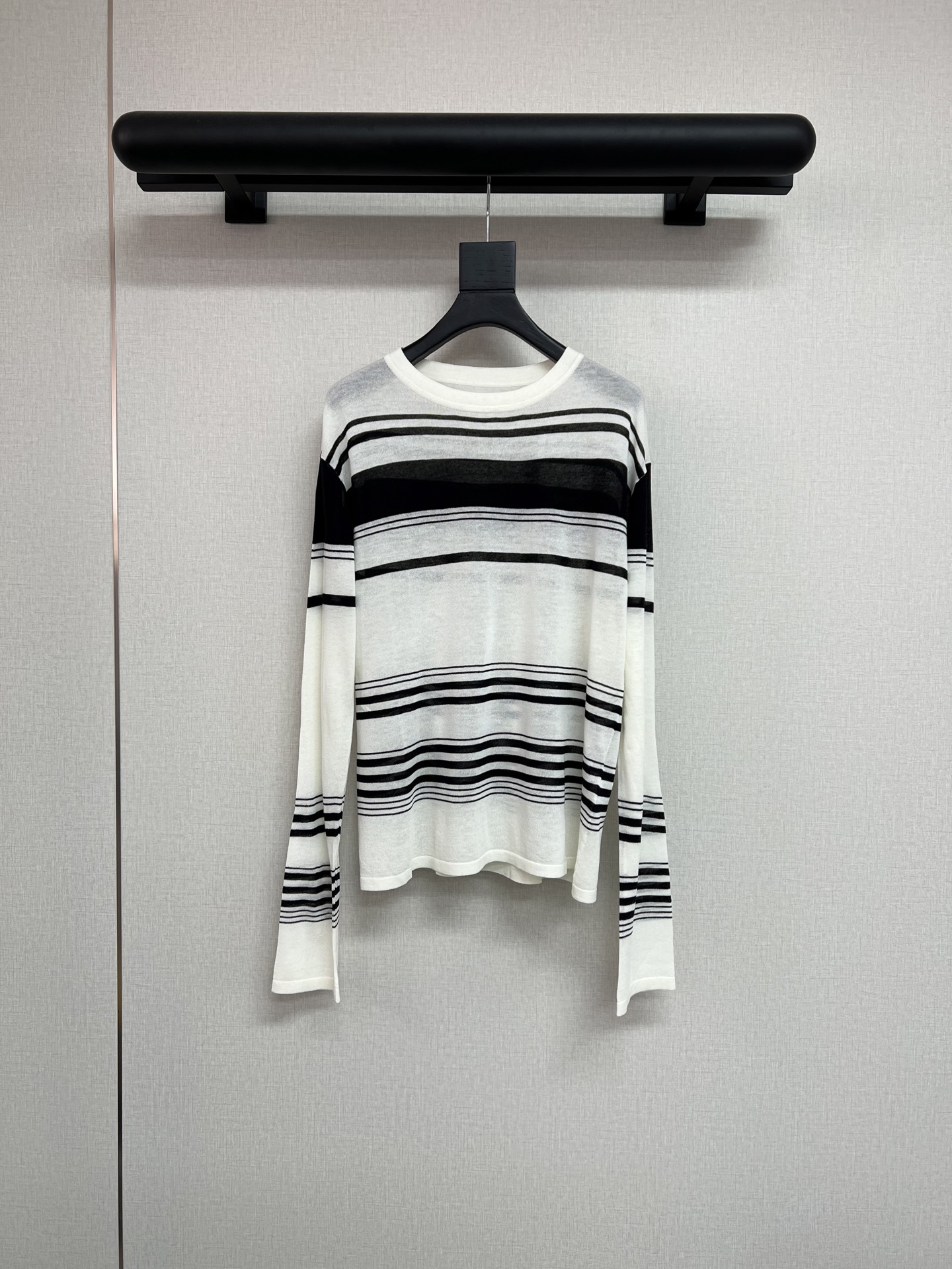 NO:454638,High-quality ISSIofficial Lycel Tennis linen knitted sleeves 'Light Holiday' series Under aesthetic vision The original 'body shaping ratio' stripes are made of multiple crafts such as linen and Tennis to present a light mist and unique skinny texture. The slightly longer sleeves are matched with cuffs and fine lines at the waist. It better creates a beautiful stacking feeling. It can easily control multi-season outfits to create a pleasant style (one size), off white, alexander wang19860909高品质ISSIofficial 莱赛尔天丝亚麻针织罩衫 「輕盈假日」系列 审美视觉下 原创的「塑身比例」条纹创意采用亚麻与天丝等多重工艺微透织法 呈现轻盈薄雾感与独特骨感质地 略微加长的袖长搭配袖口以及腰间细纹 更好的形成美丽的堆叠感 可轻松驾驭多季节穿搭 打造宜人风格（均码）,,off white,alexander wang,Women's clothing