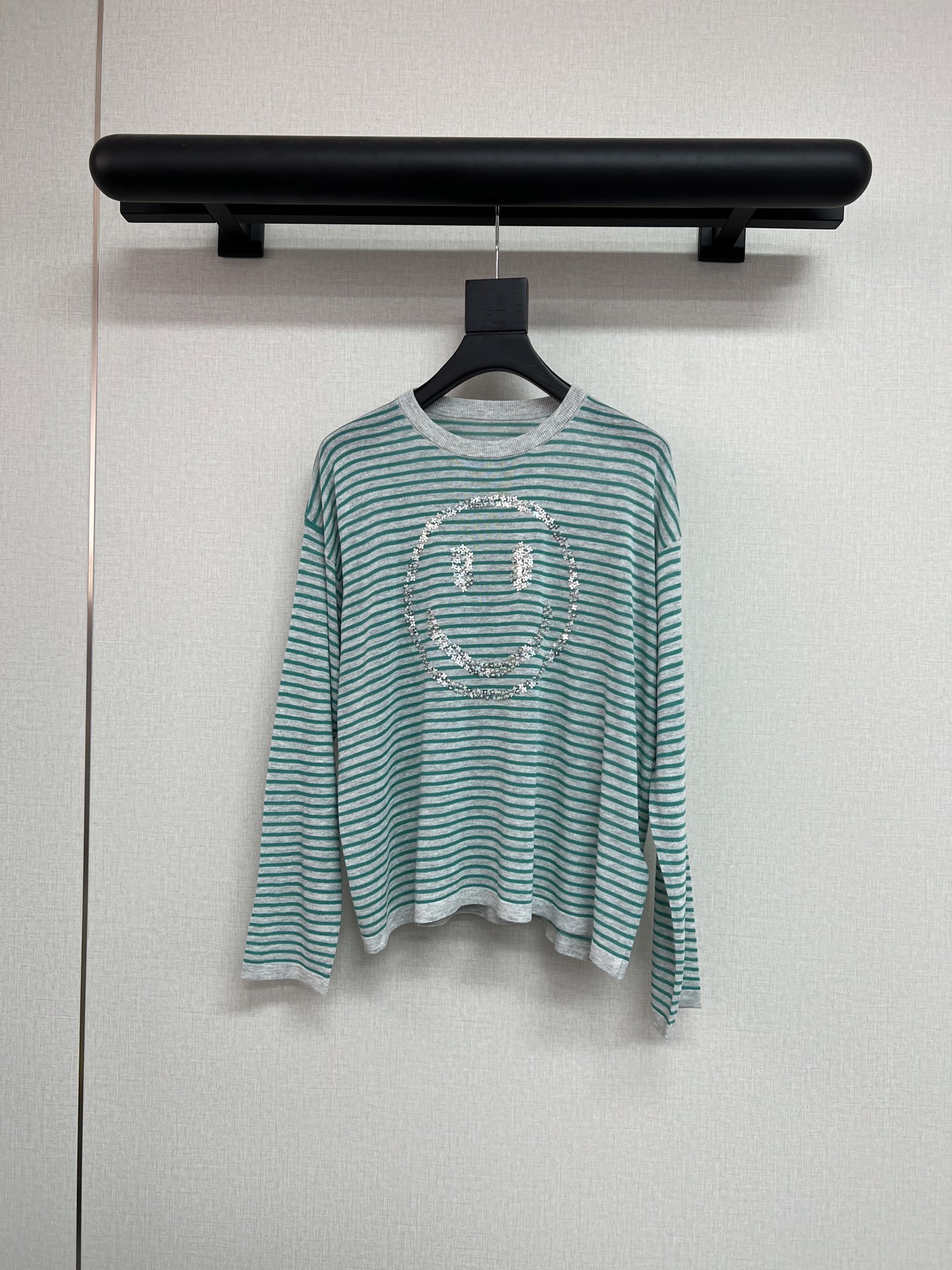 NO:454648,High-quality MICartsy Handmade beaded smiling face linen thin sweater Dong Jie's same product Energetic T-shirt Pure hand-sewn sequin smiley face Paired with green stripes is so suitable for the season ~ (one size, cartier,tees, t-shirt,alexander wang19860909高品质MICartsy 手工钉珠笑脸亚麻轻薄针织衫 董洁同款单品 活力满满的T恤 纯手工缝制亮片笑脸 搭配绿色条纹太适合当季了～（均码,,cartier,tees，t-shirt,alexander wang,Women's clothing