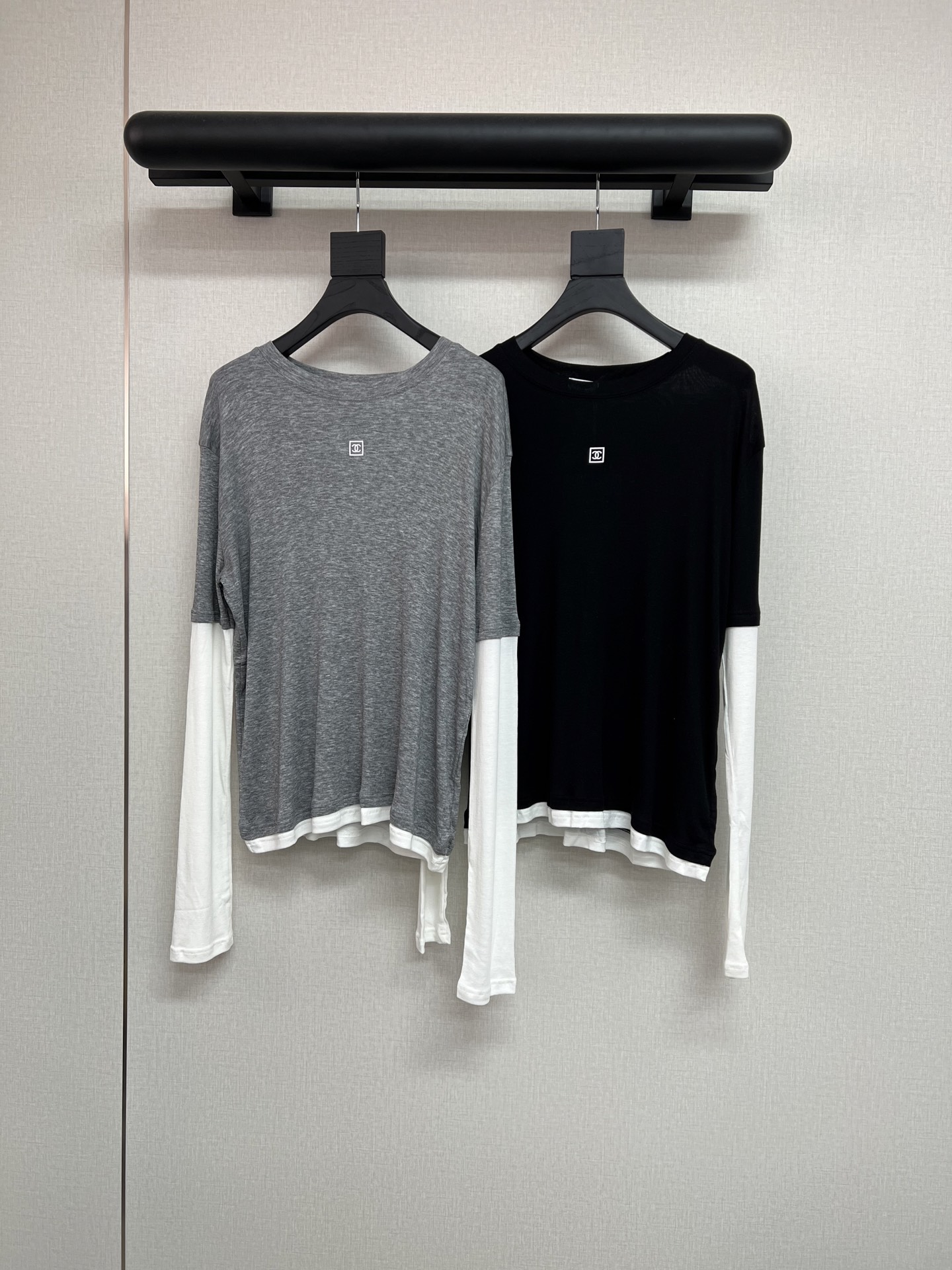 NO:455357,Two-piece tops in the Middle Ages!  New 25 Early Autumn Middle Ages Series Fake Two-piece Base Top!  Very delicate and soft fake two-piece base, thin and breathable, can't take off if worn. Two-color SML, alexander wang19860909中古假两件上衣！ 上新 25早秋中古系列假两件打底上衣！ 非常细腻柔软的假两件打底 薄且透气 穿上就脱不下来 两色SML,,alexander wang,Women's clothing